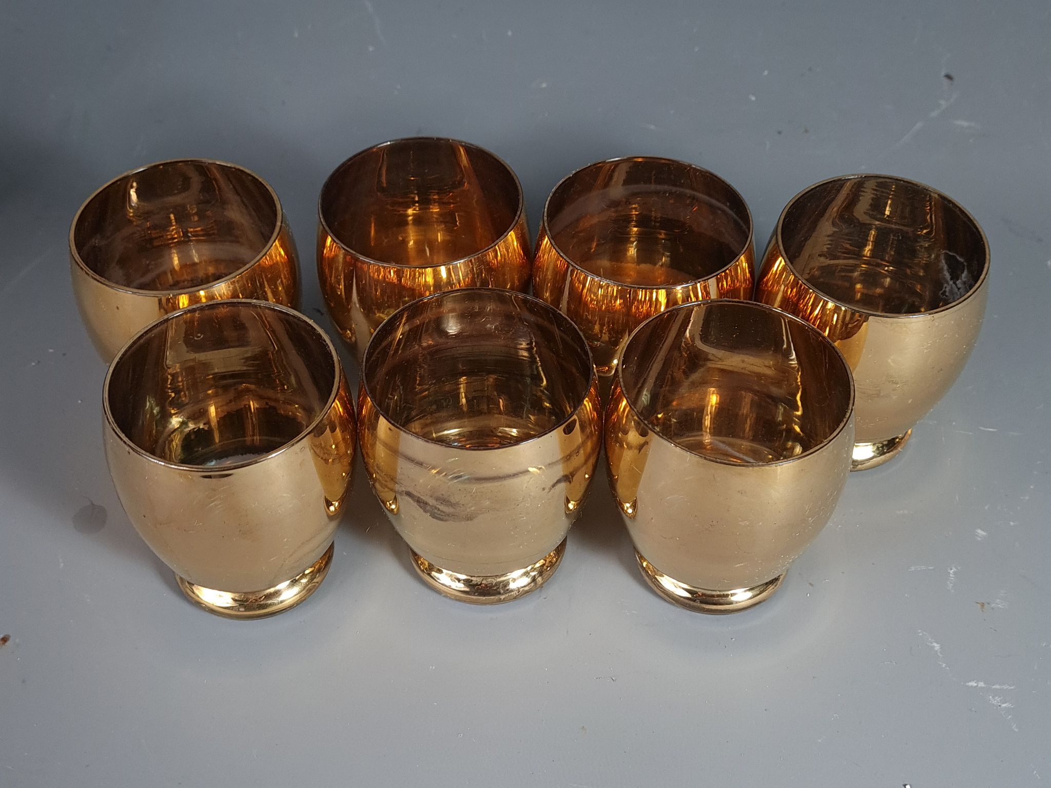 Alcohol service: bottle - 7 golden puffed glasses, vintage mahogany tray 50s sb