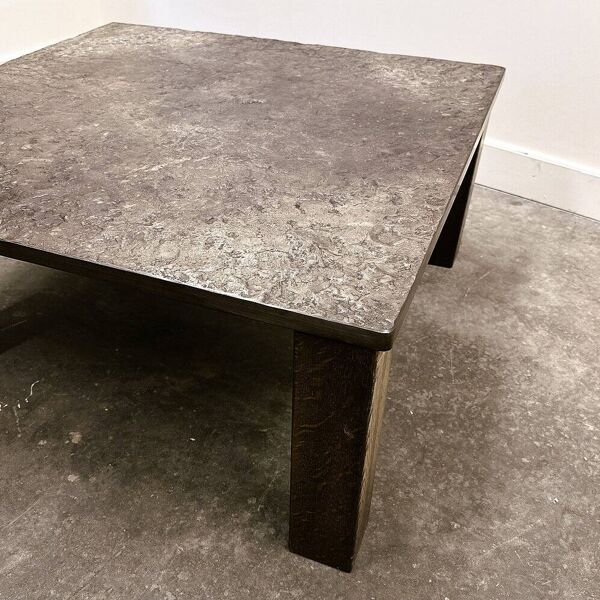 Table basse française des années 1970 en ardoise et chêne massif — dalle d'ardoise texturée, présence sculpturale