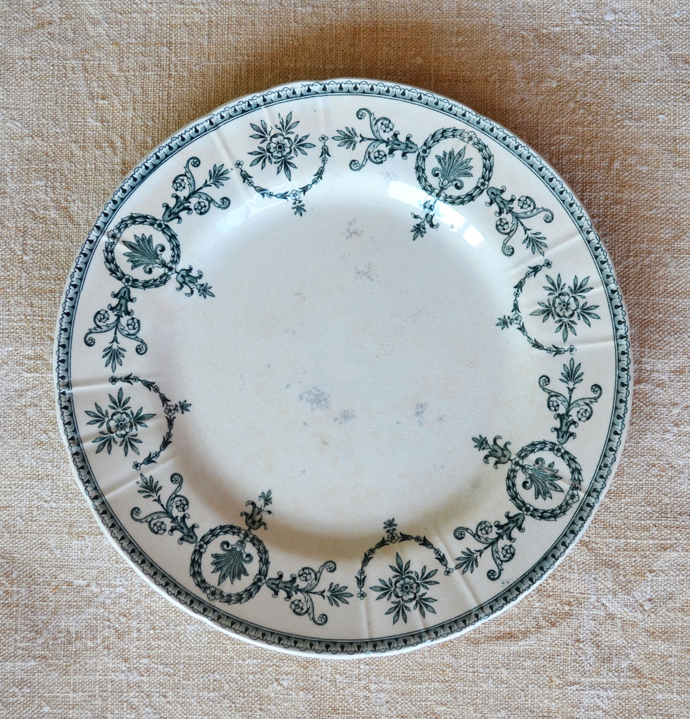 3 iron earth dessert plates model "Malmaison"