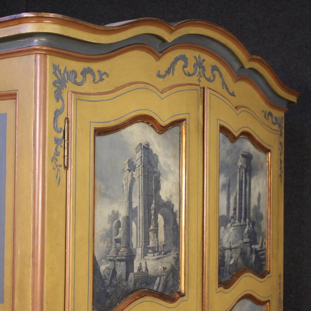 Petite armoire piémontaise laquée, dorée et peinte du 20e siècle.