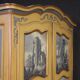 Petite armoire piémontaise laquée, dorée et peinte du 20e siècle.