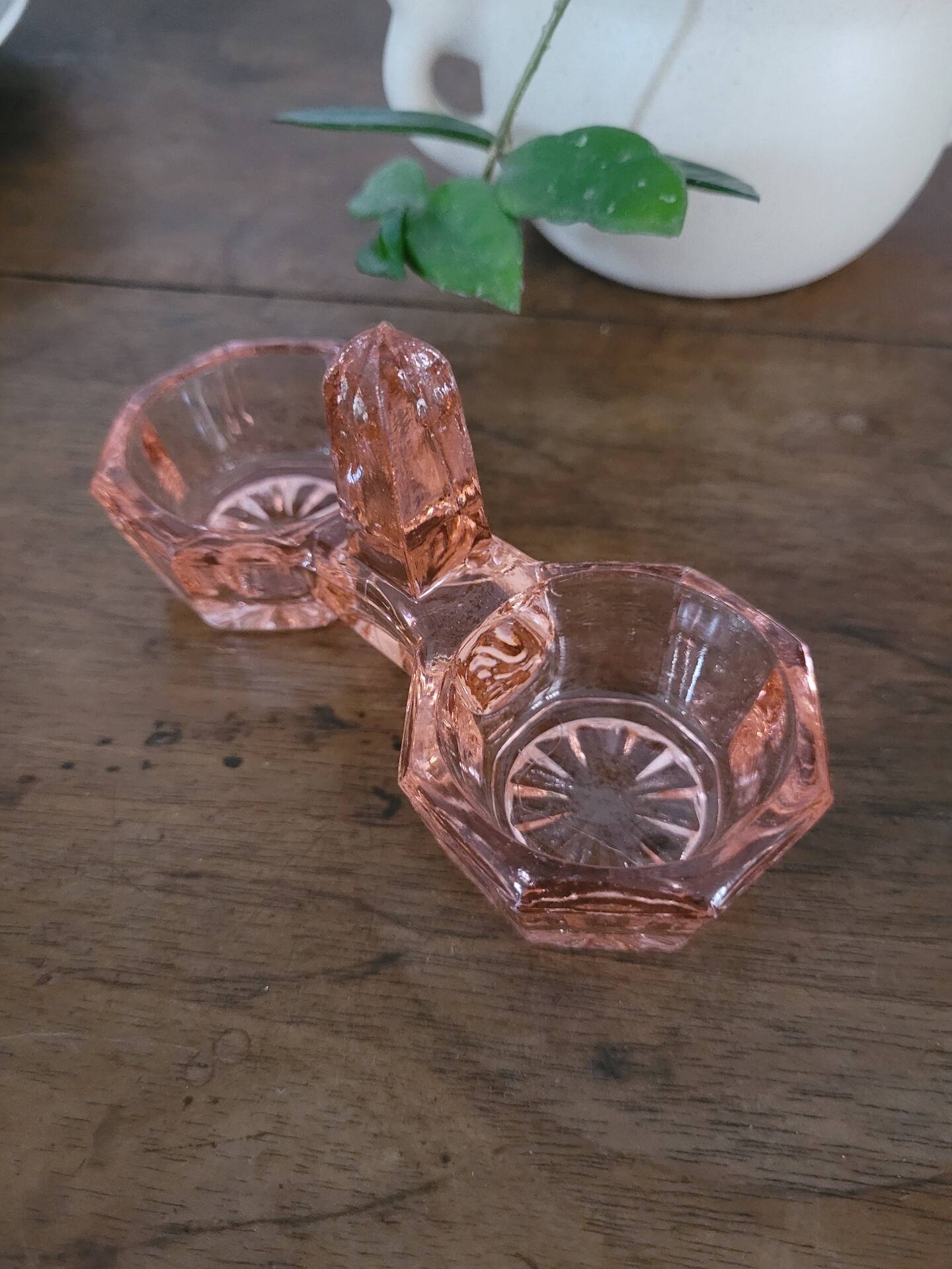 Saleron en verre rose moulé