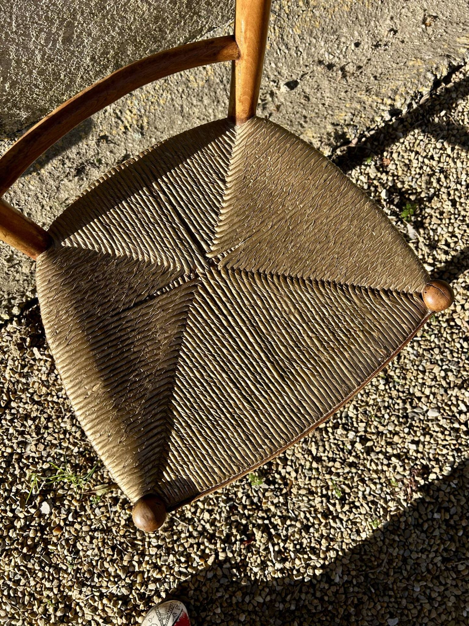 Chaise paillée vintage dorée