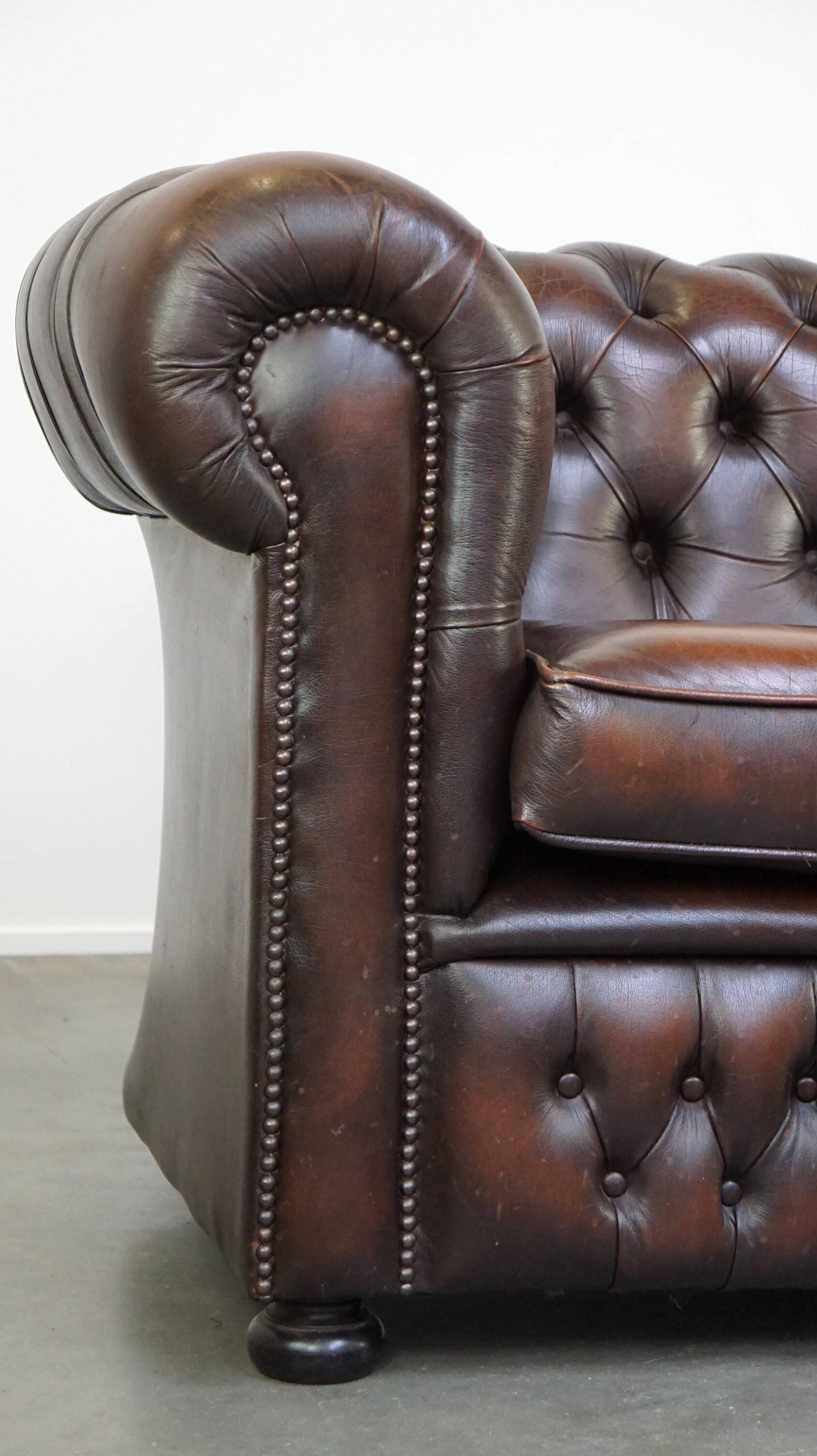 Canapé Chesterfield anglais 2,5 places en cuir de vachette flammé marron foncé
