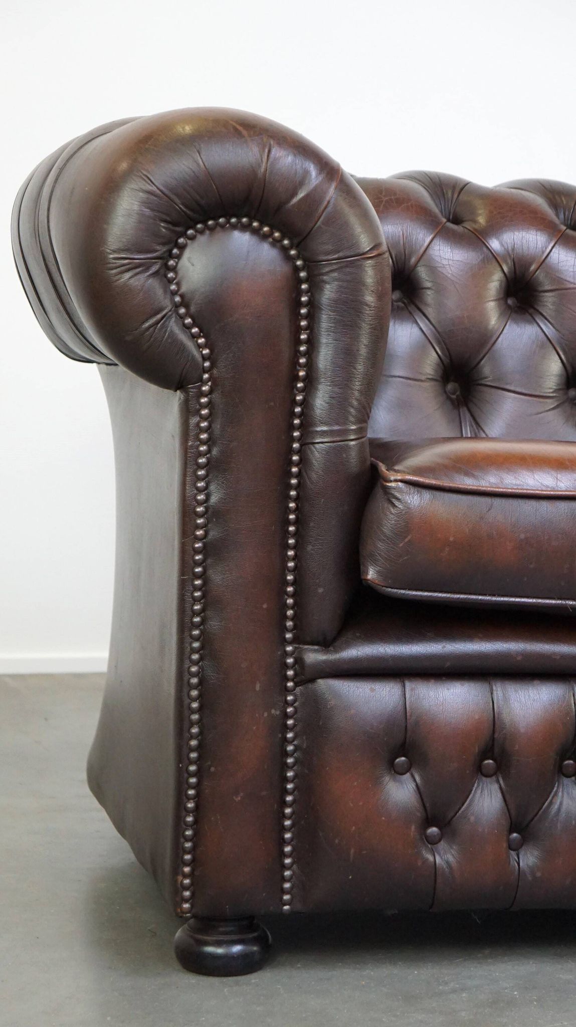English Chesterfield 2.5 seater sofa in dark brown flamed cowhide leather