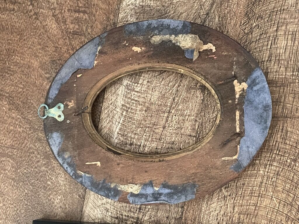 2 oval frames from the 19th century