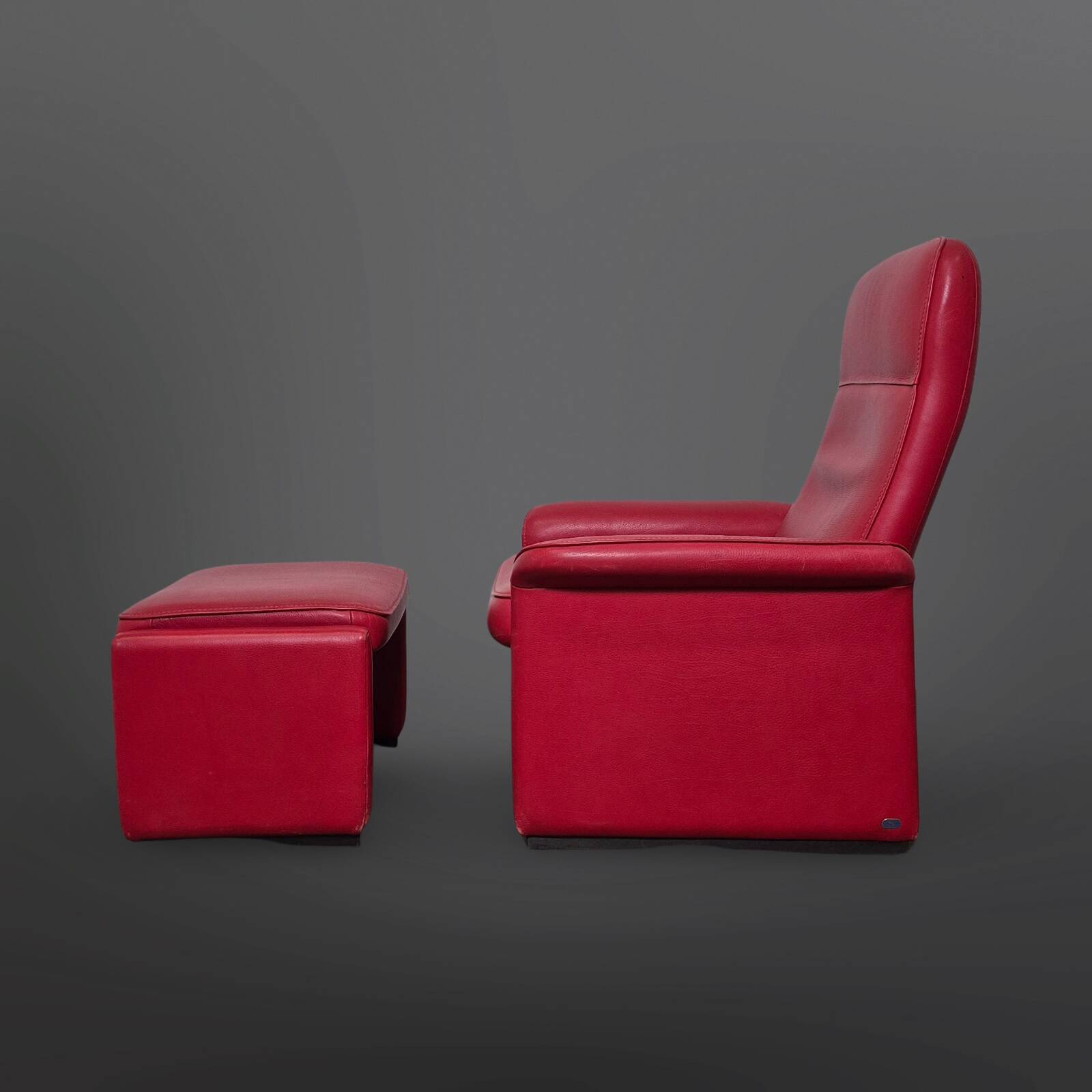 Desede DS50 avec pouf en cuir rouge, Suisse années 1980.