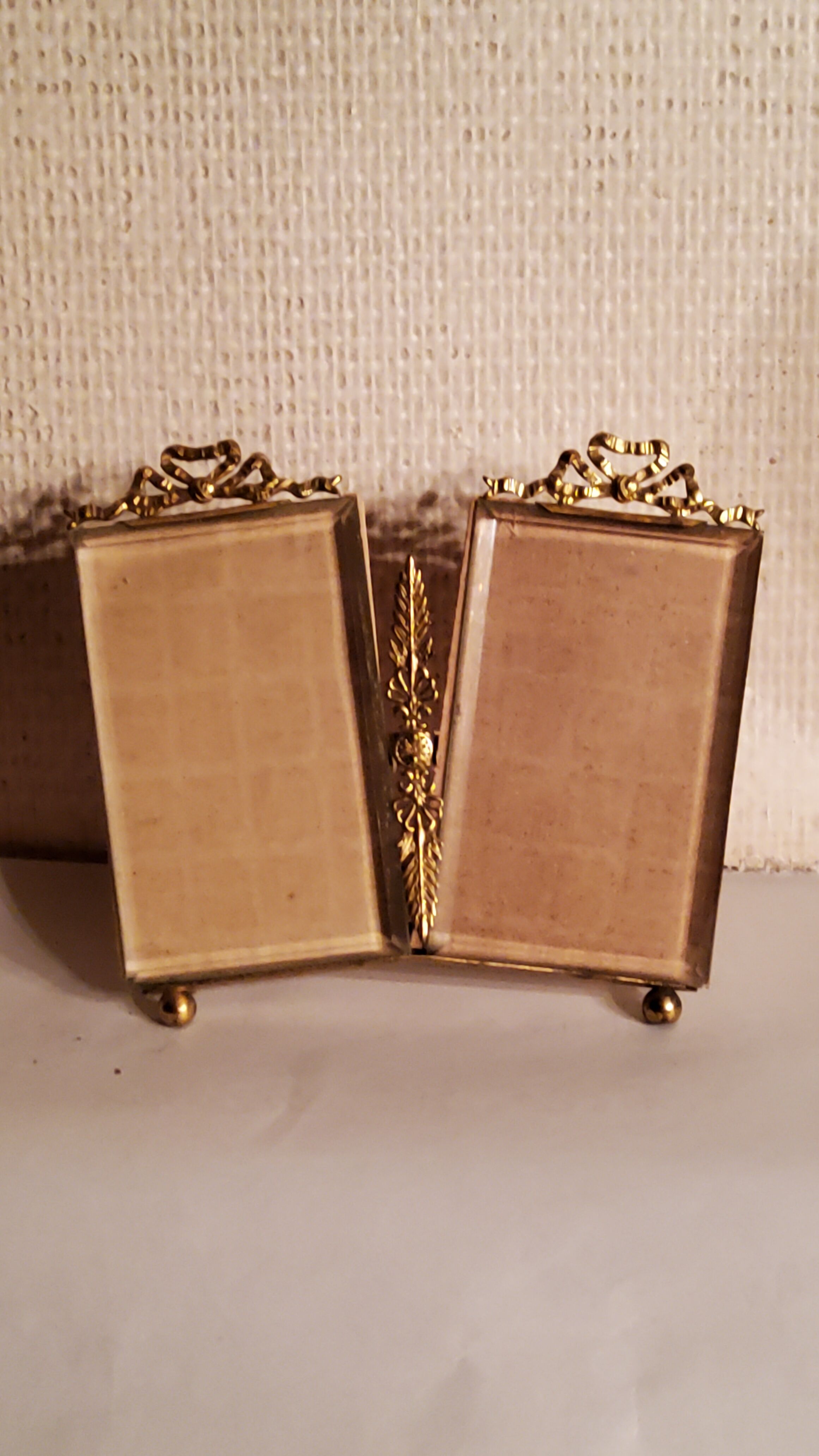 Double cadre photos en laiton et verres biseautés de style Louis XVI des années 1900
