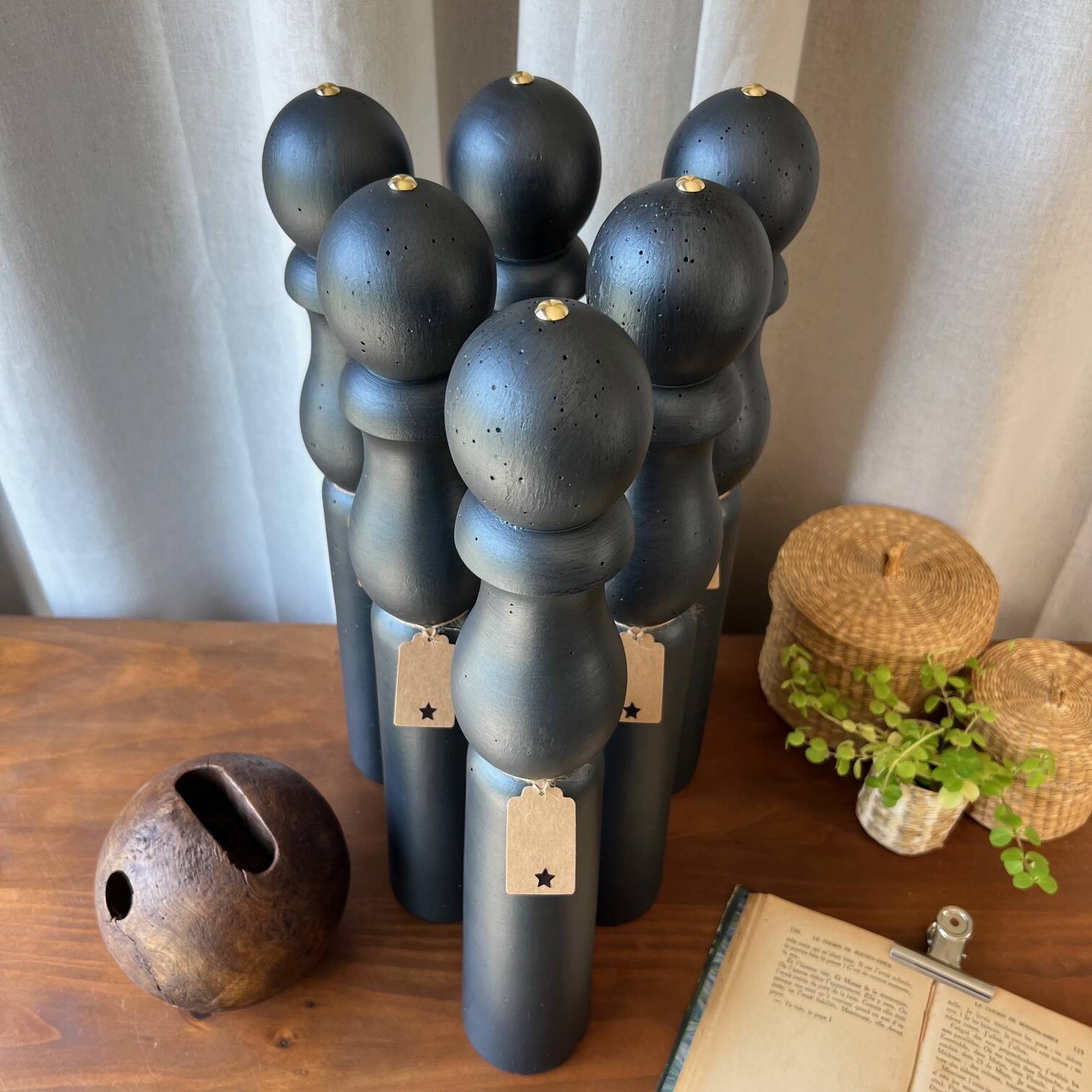 Jeu de 6 quilles vintage en bois avec boule