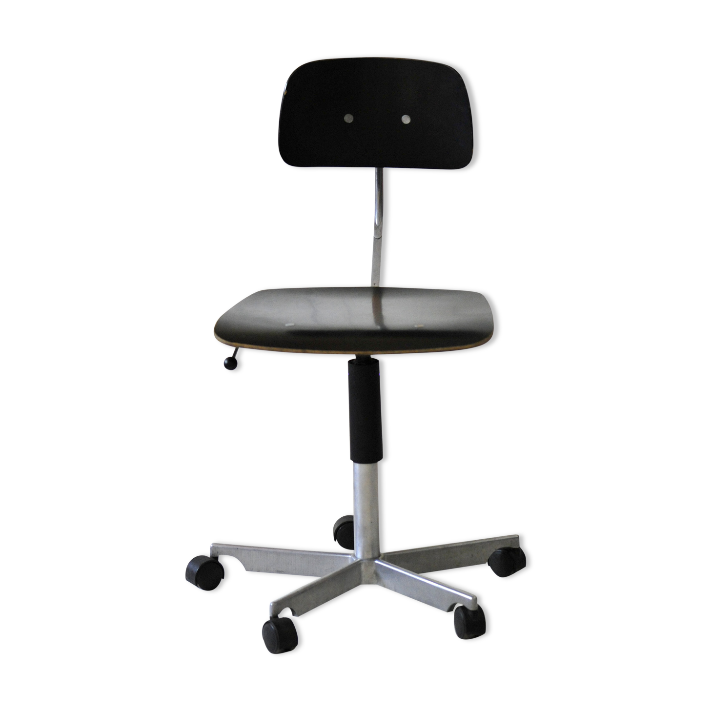 Chair Kevi 2533 Design Jorgen Rasmussen for the brand Engelbrechts