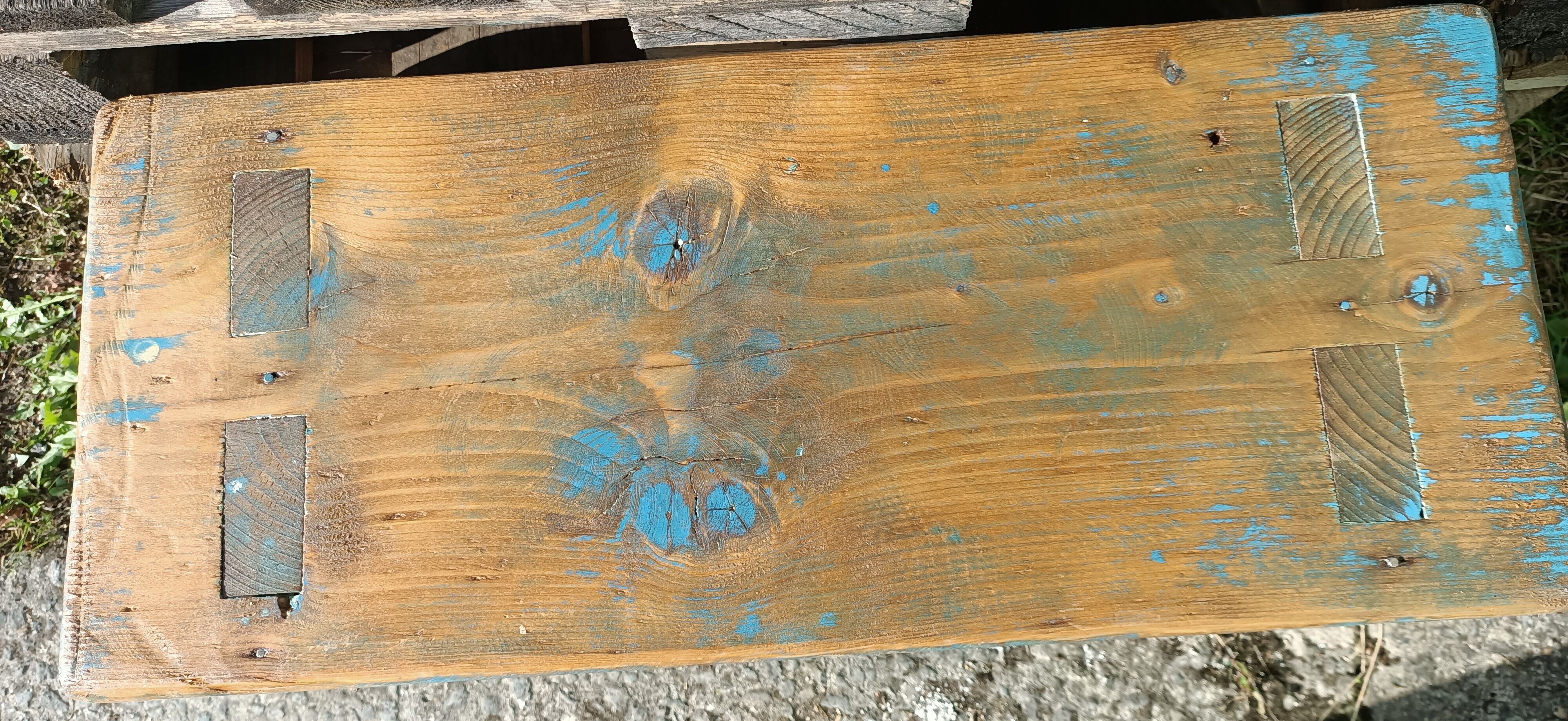 Banc repose-pieds patiné
