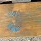 Banc repose-pieds patiné