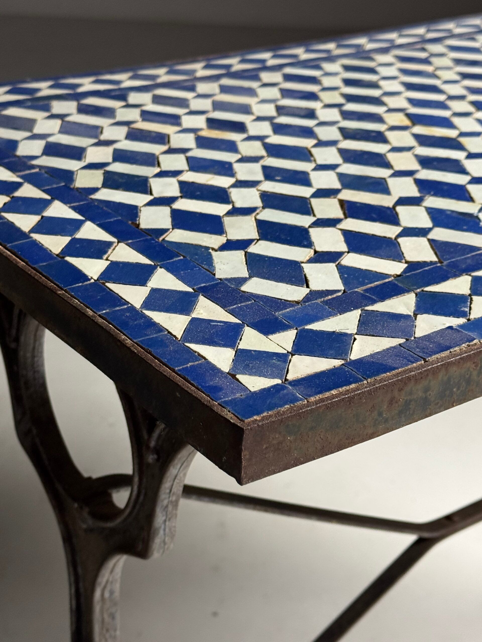 Table d'appoint en mosaïque et fonte
