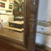 Miroir biseauté de style Henri ii en noyer