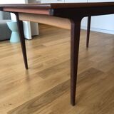 Extendable teak table