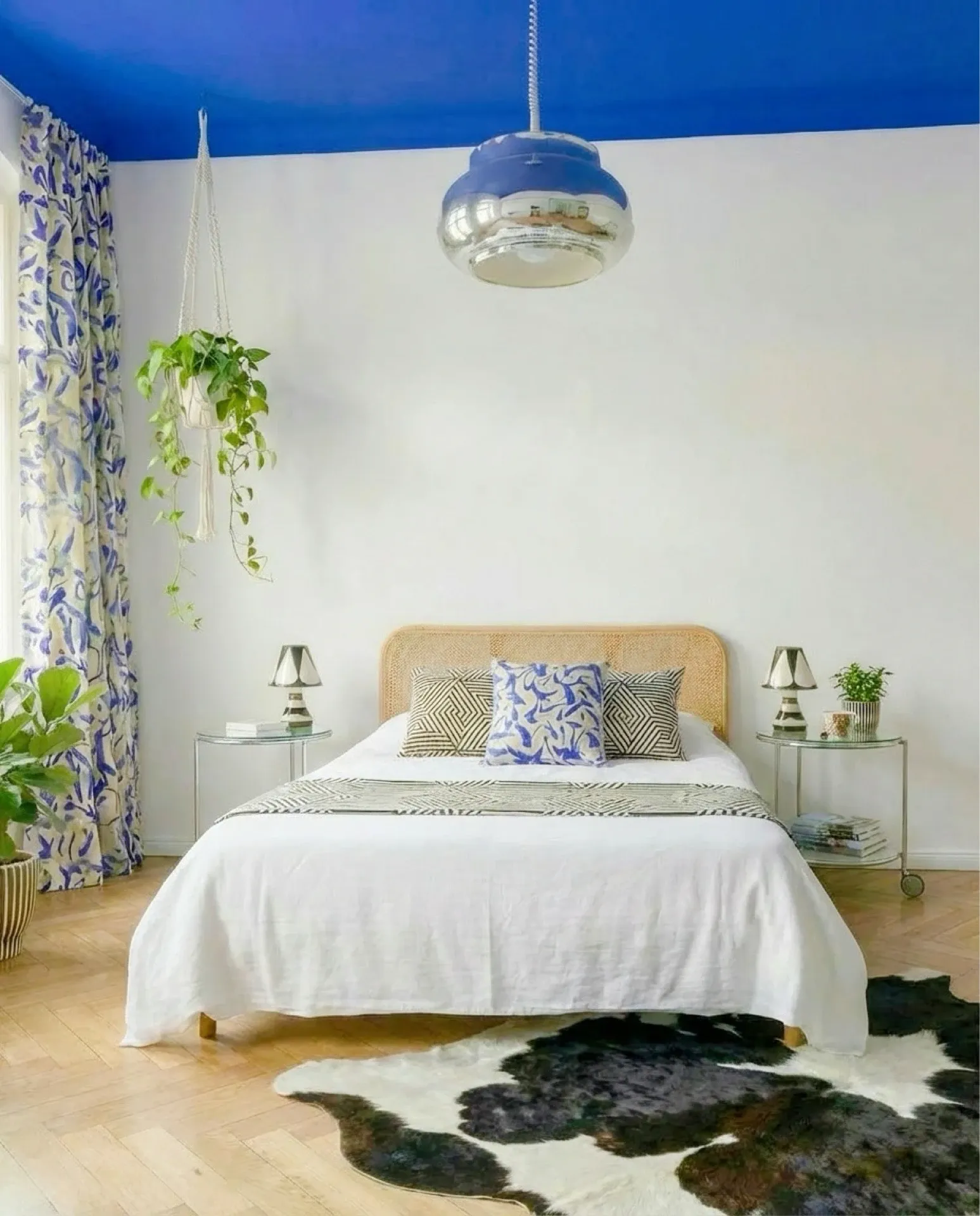 Round dessert table / side table or bedside table — design Ehlen Johansson