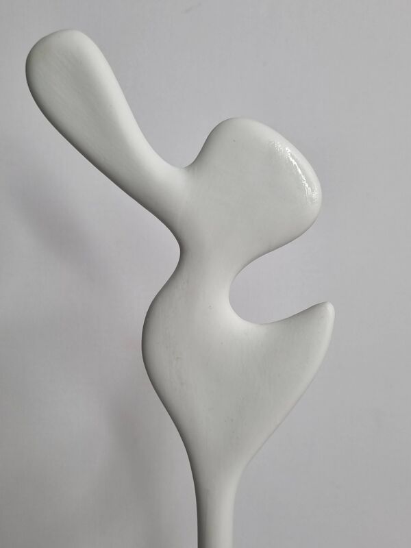 Sculpture d’inspiration biomorphique, sur socle en bois industriel, 37 cm