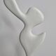 Sculpture d’inspiration biomorphique, sur socle en bois industriel, 37 cm