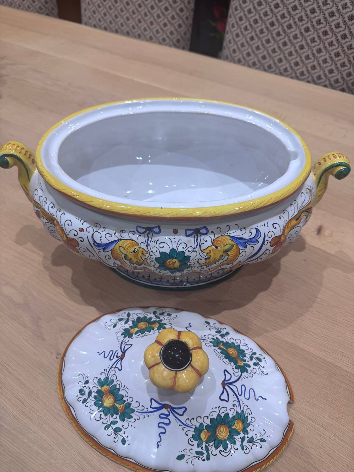 Hand-painted faience soup tureen from Deruta – Italy