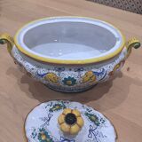 Hand-painted faience soup tureen from Deruta – Italy