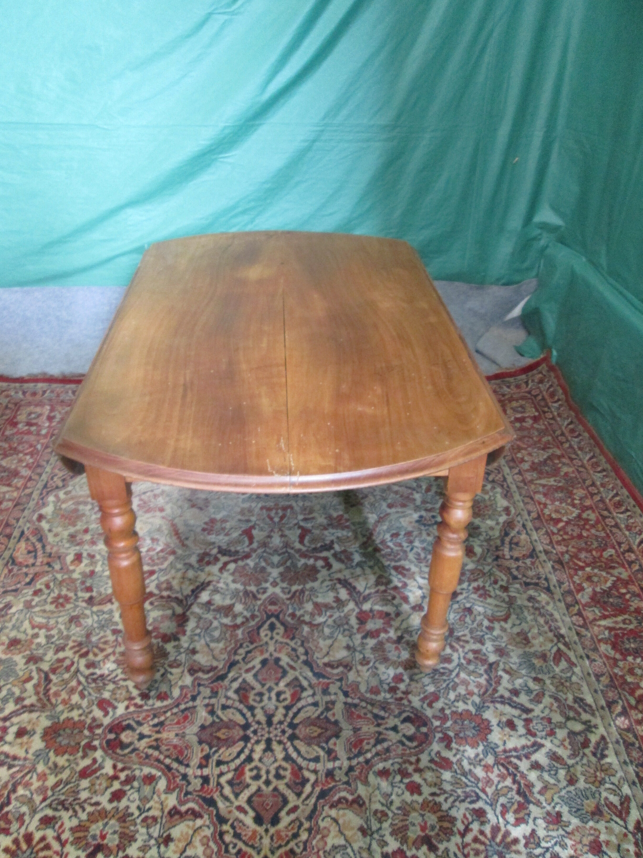 Round table in solid cherry