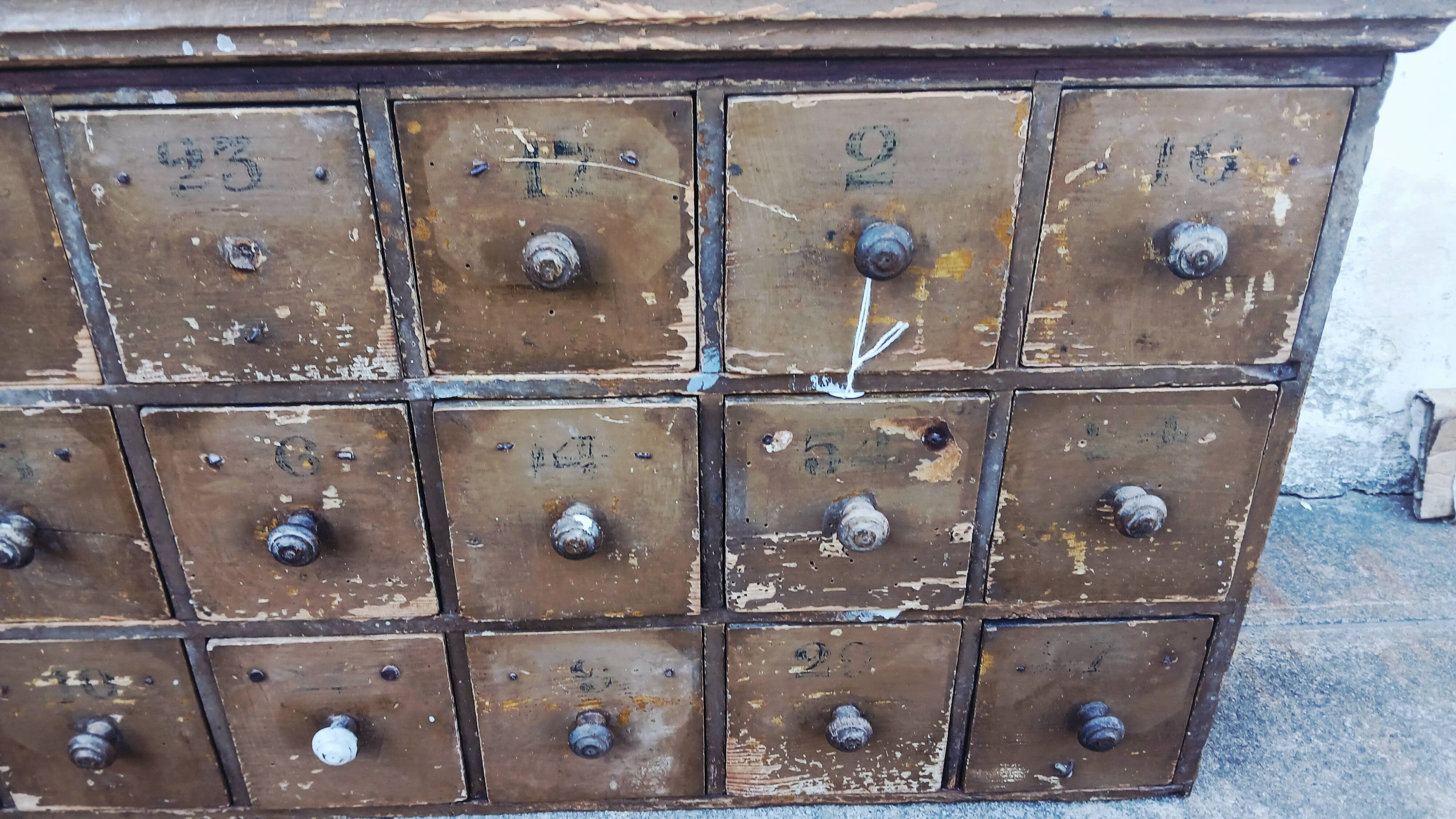 Workshop furniture with 30 drawers