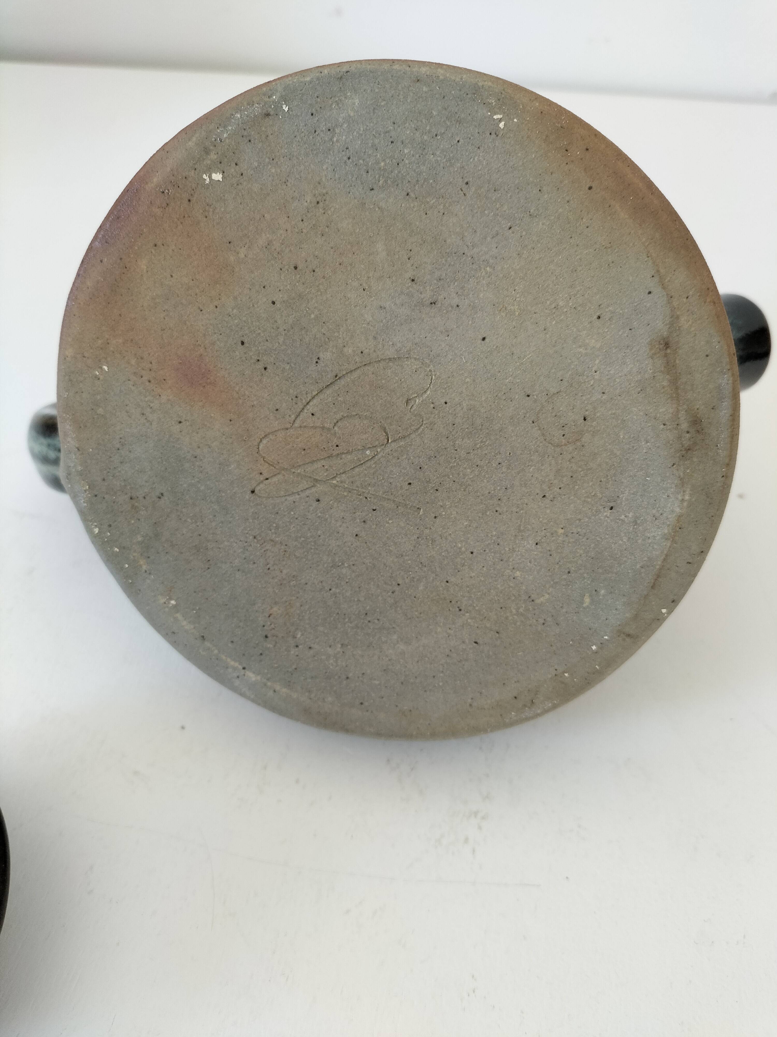 Théière en grès émaillé bleu pétrole signée.