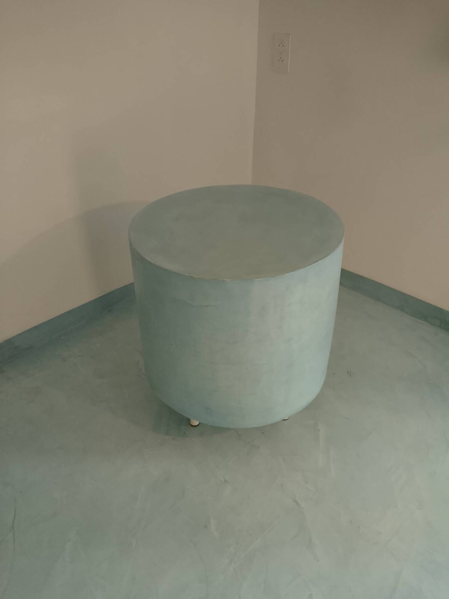 Pastel blue cylindrical coffee table "Tambour" – Artisan design.
