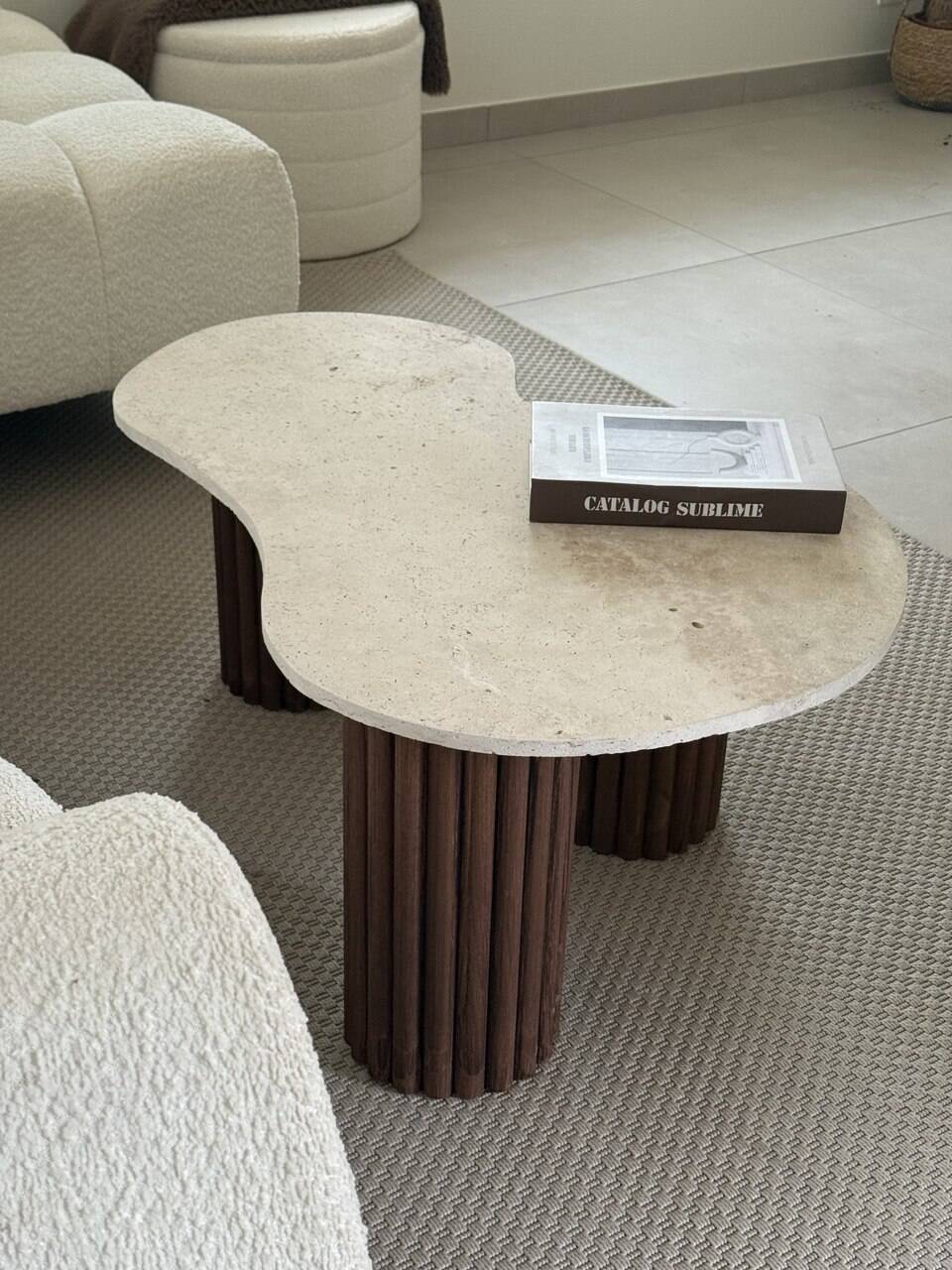 Table basse "poire"  travertin et bois cannelé | chêne foncé | 3 pieds