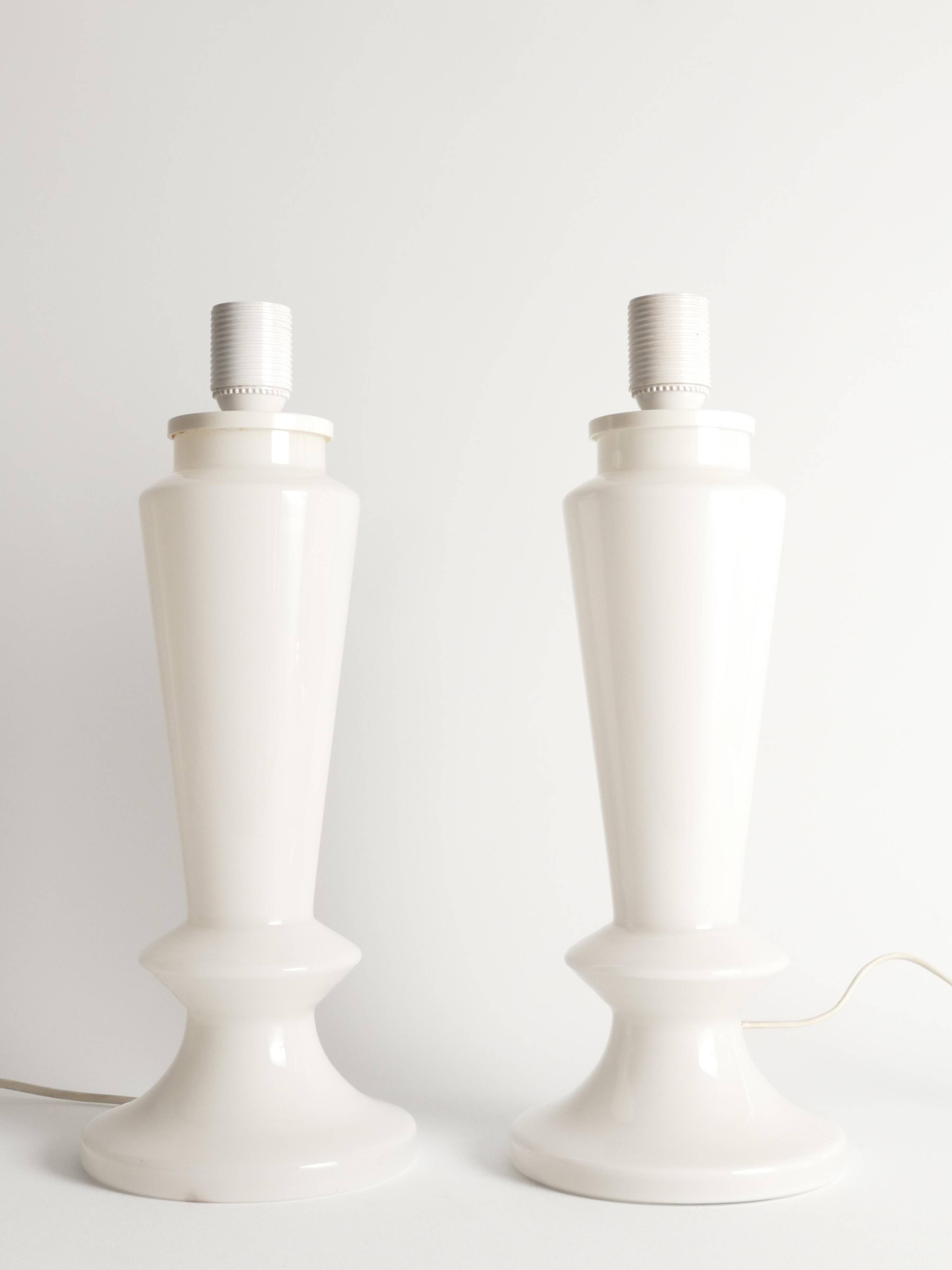 Paire de lampes de table en verre opalin de style mid-century moderne, Suède, ensemble de 2