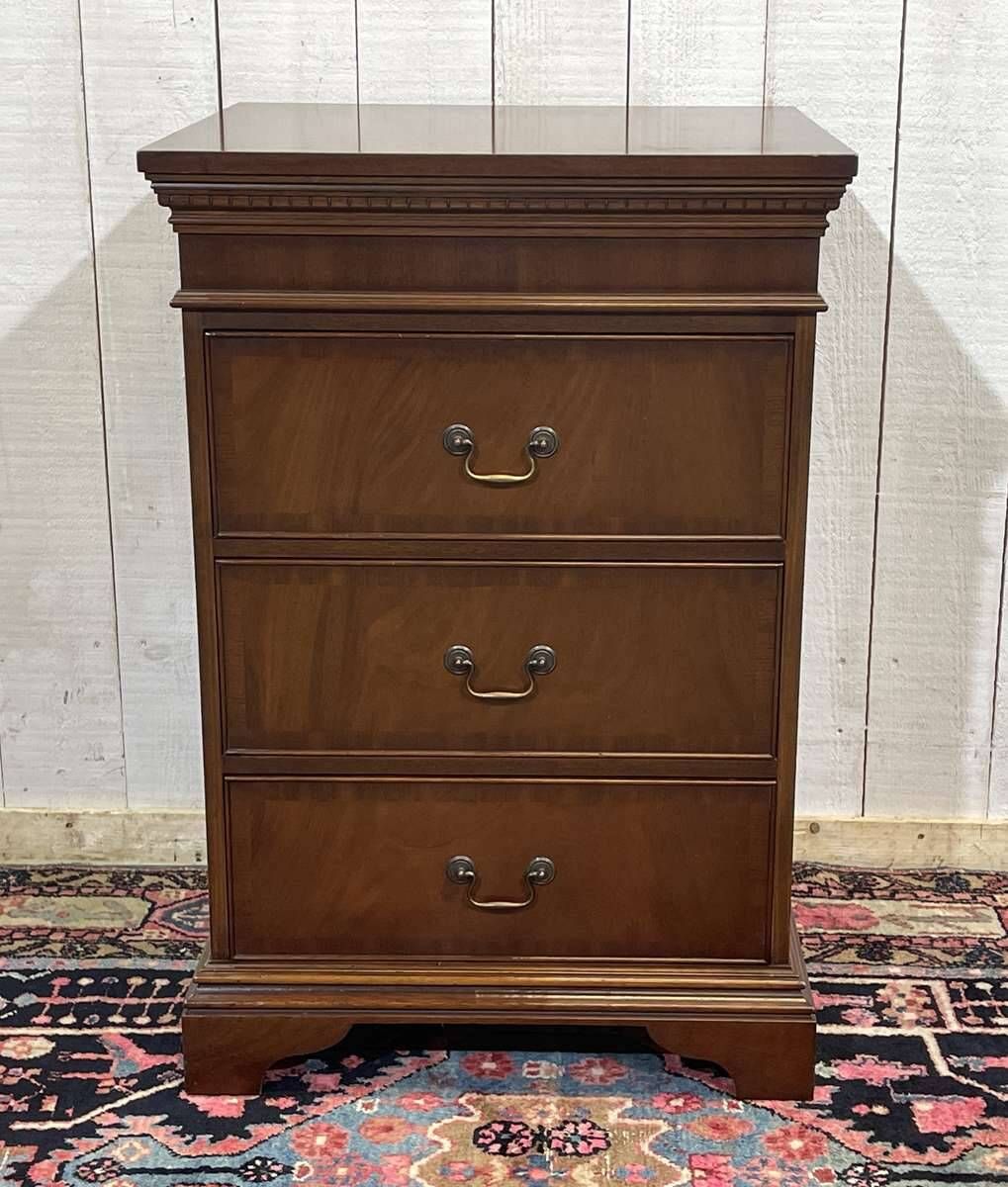 English mahogany chest of drawers from the 1950s