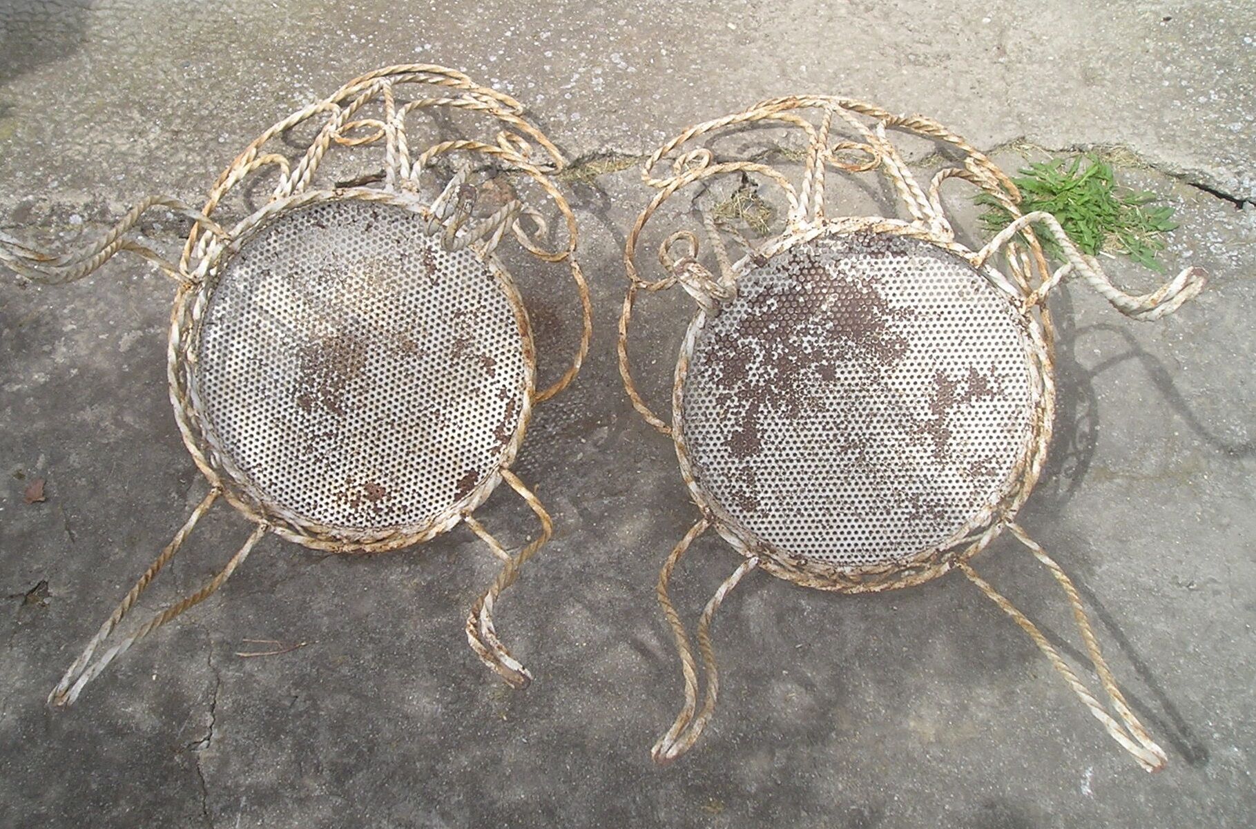 Set of 2 garden chairs and wrought iron pedestal table