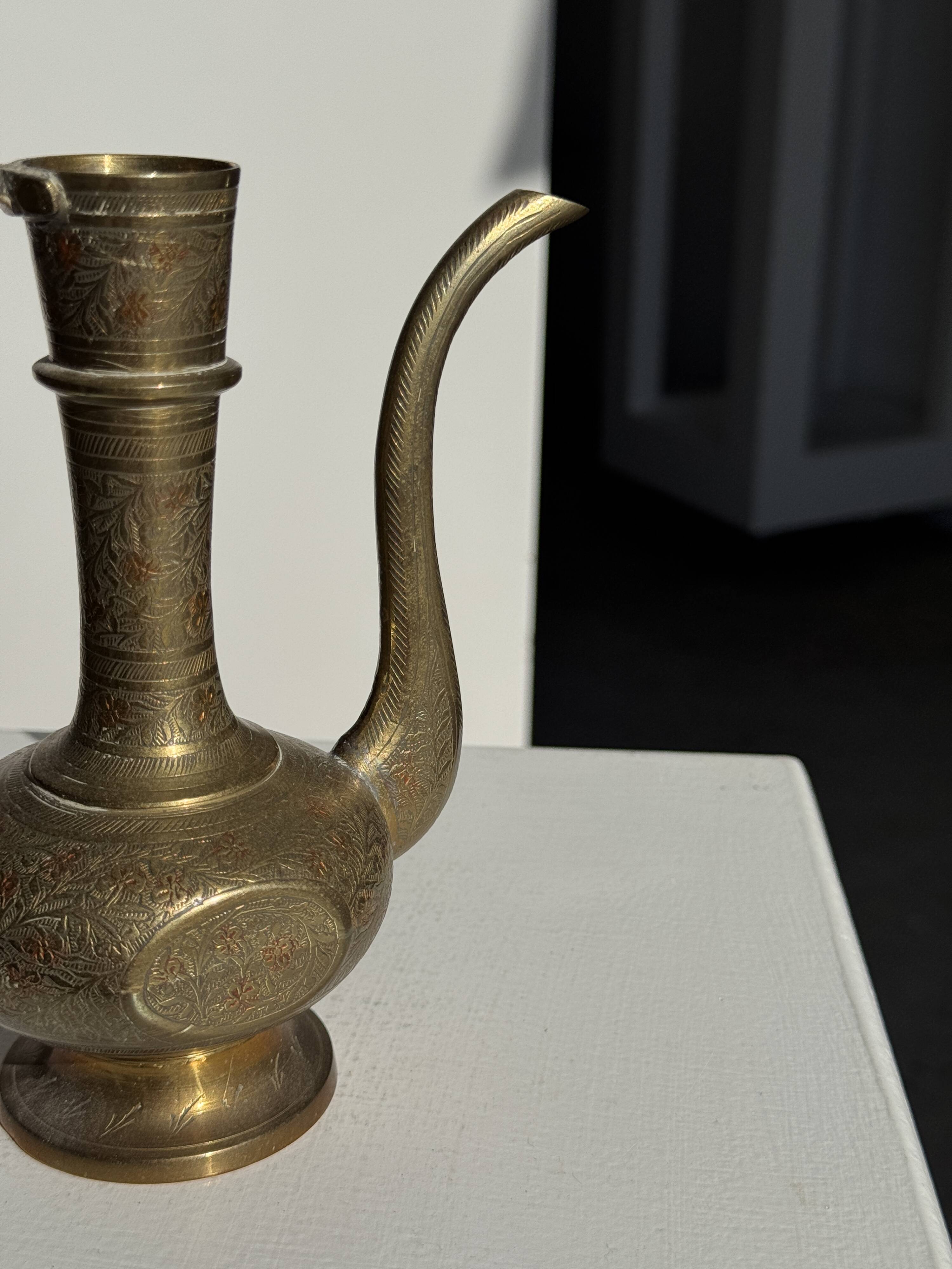 Verseuse gravée orientale en laiton doré H22