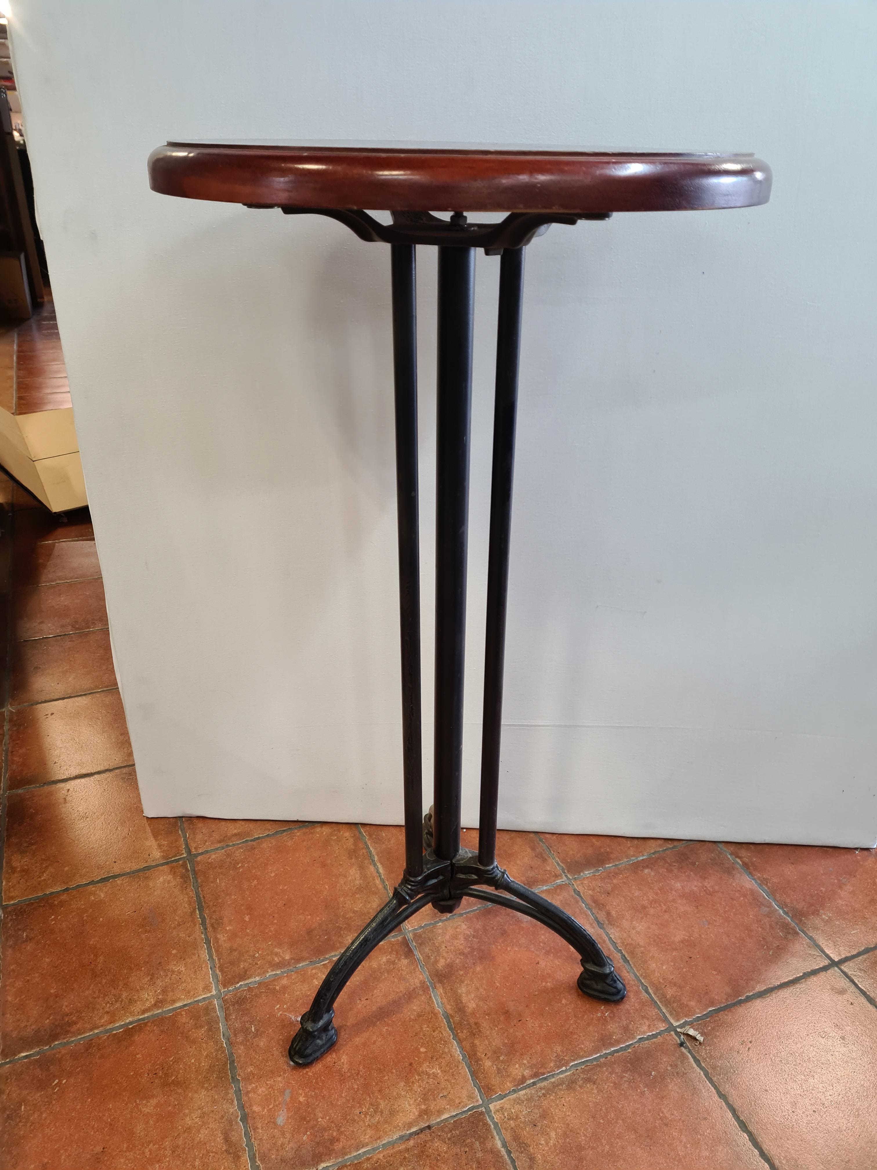 Pedestal table / standing up with cast iron base