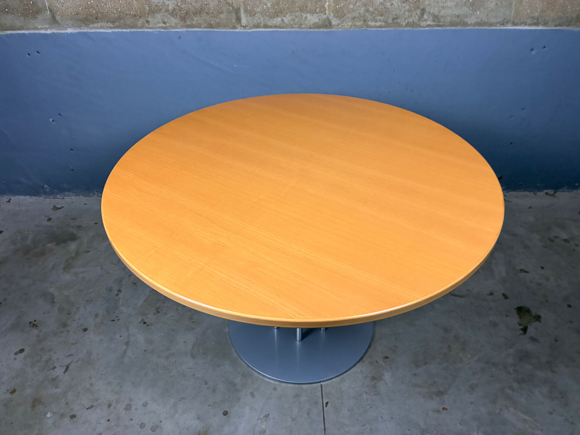 Thonet s1047 round dining table