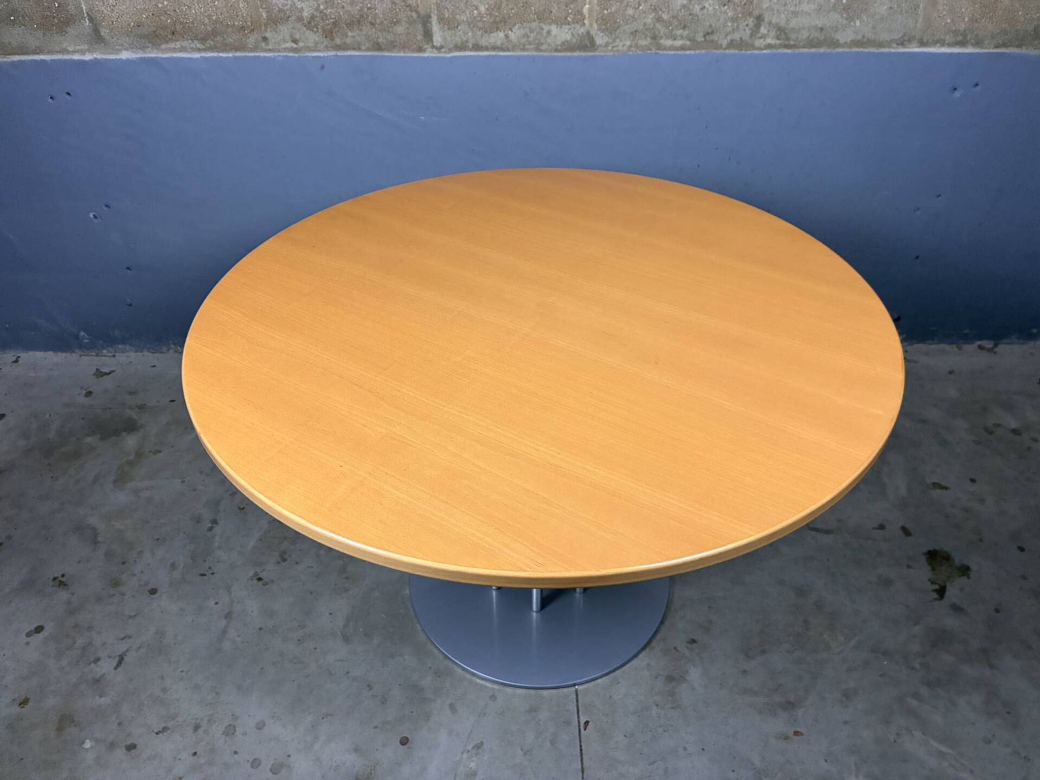 Round dining table Thonet s1047