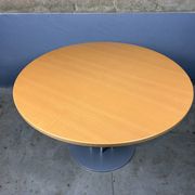 Round dining table Thonet s1047