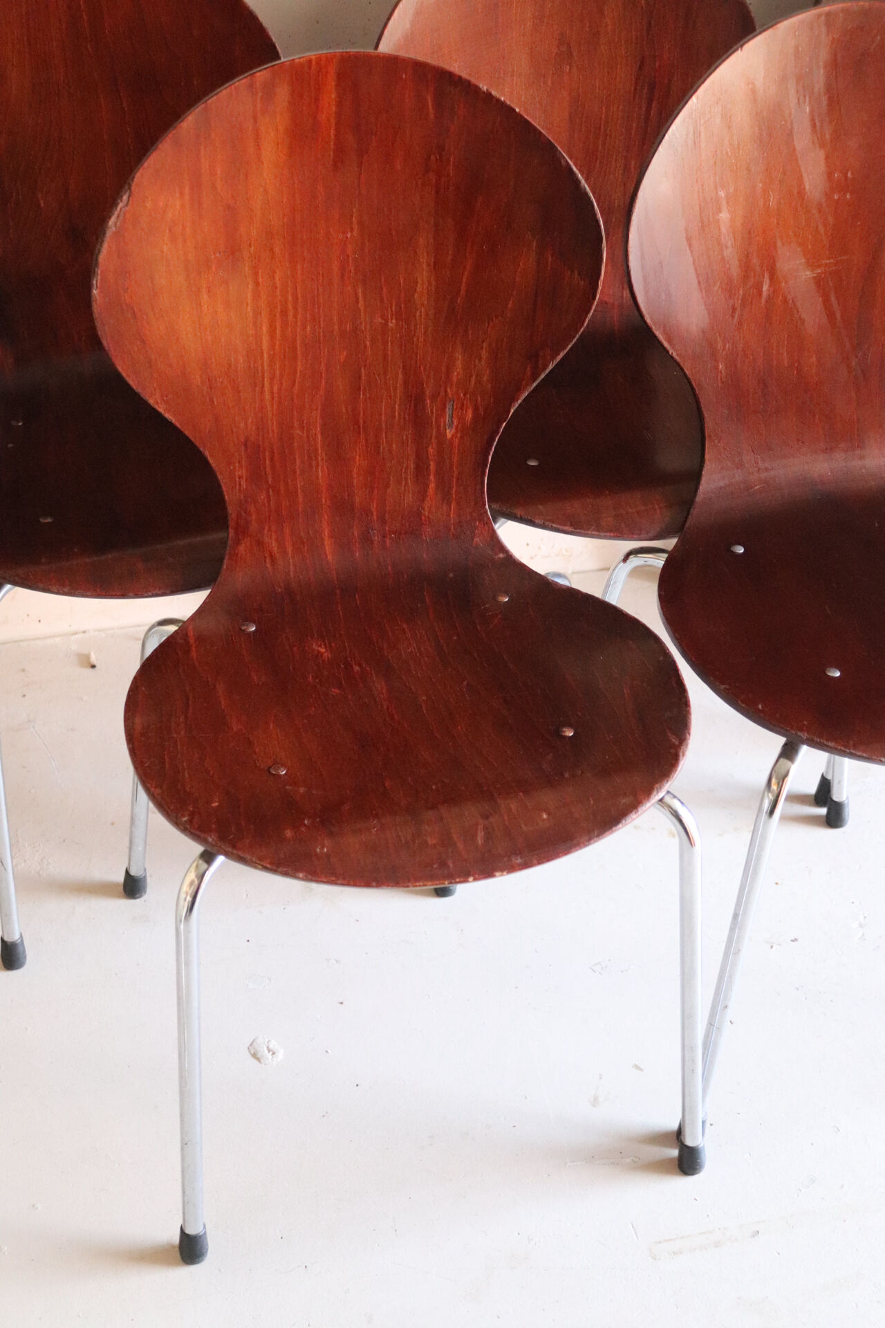 5 chaises style fourmi en contreplaqué moulé et métal chromé, esprit s