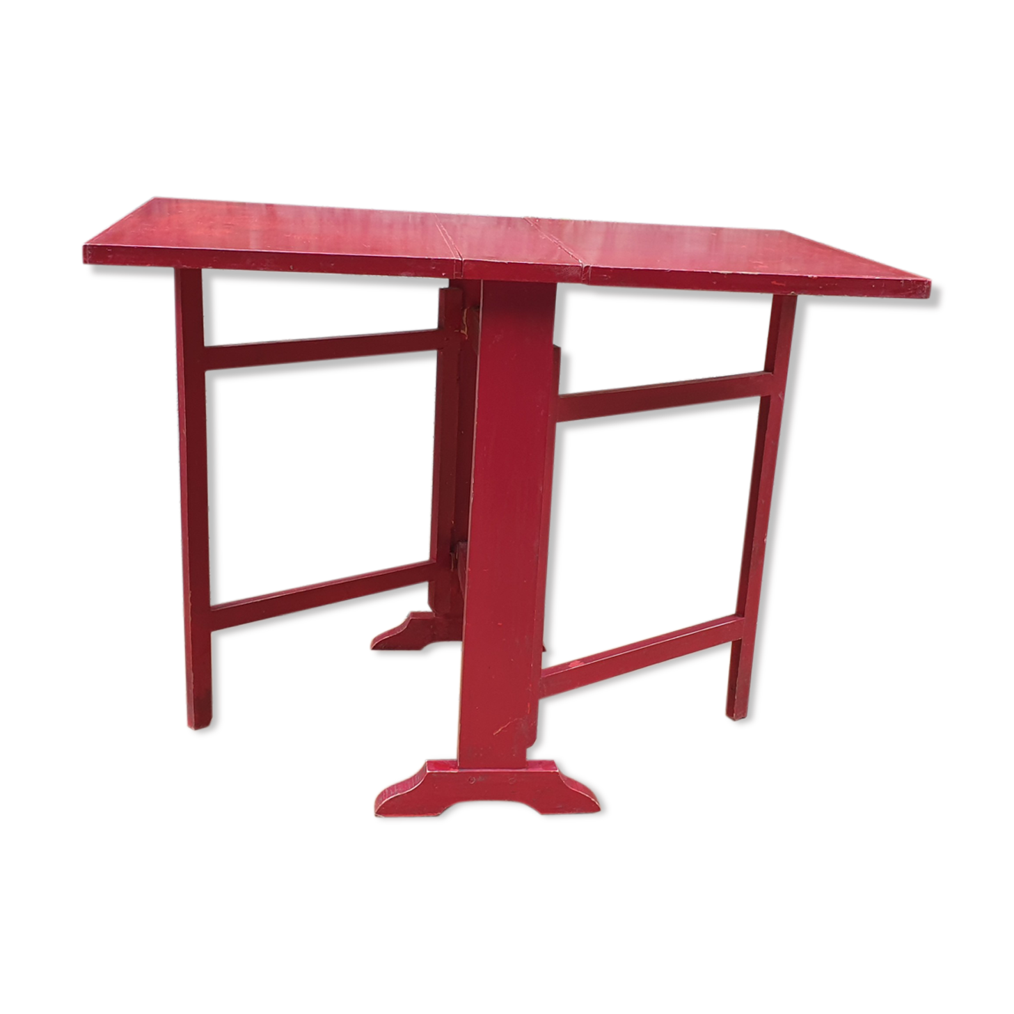 Red retractable table