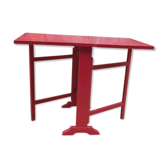 Red retractable table