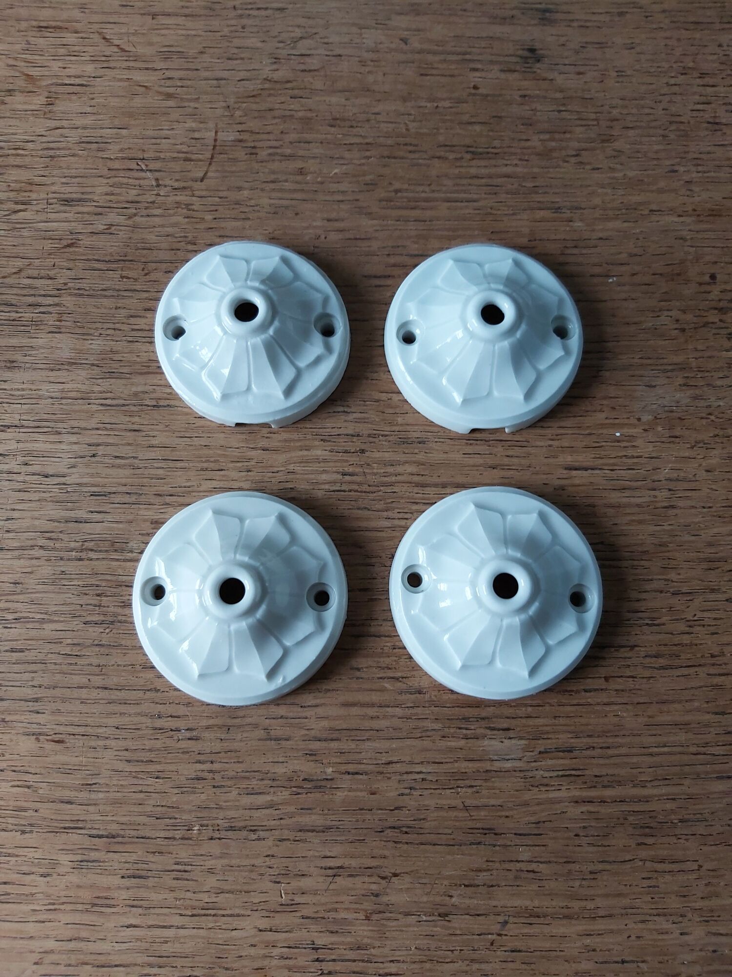 Lot de 4 suspensions en opaline blanche festonnée art Deco