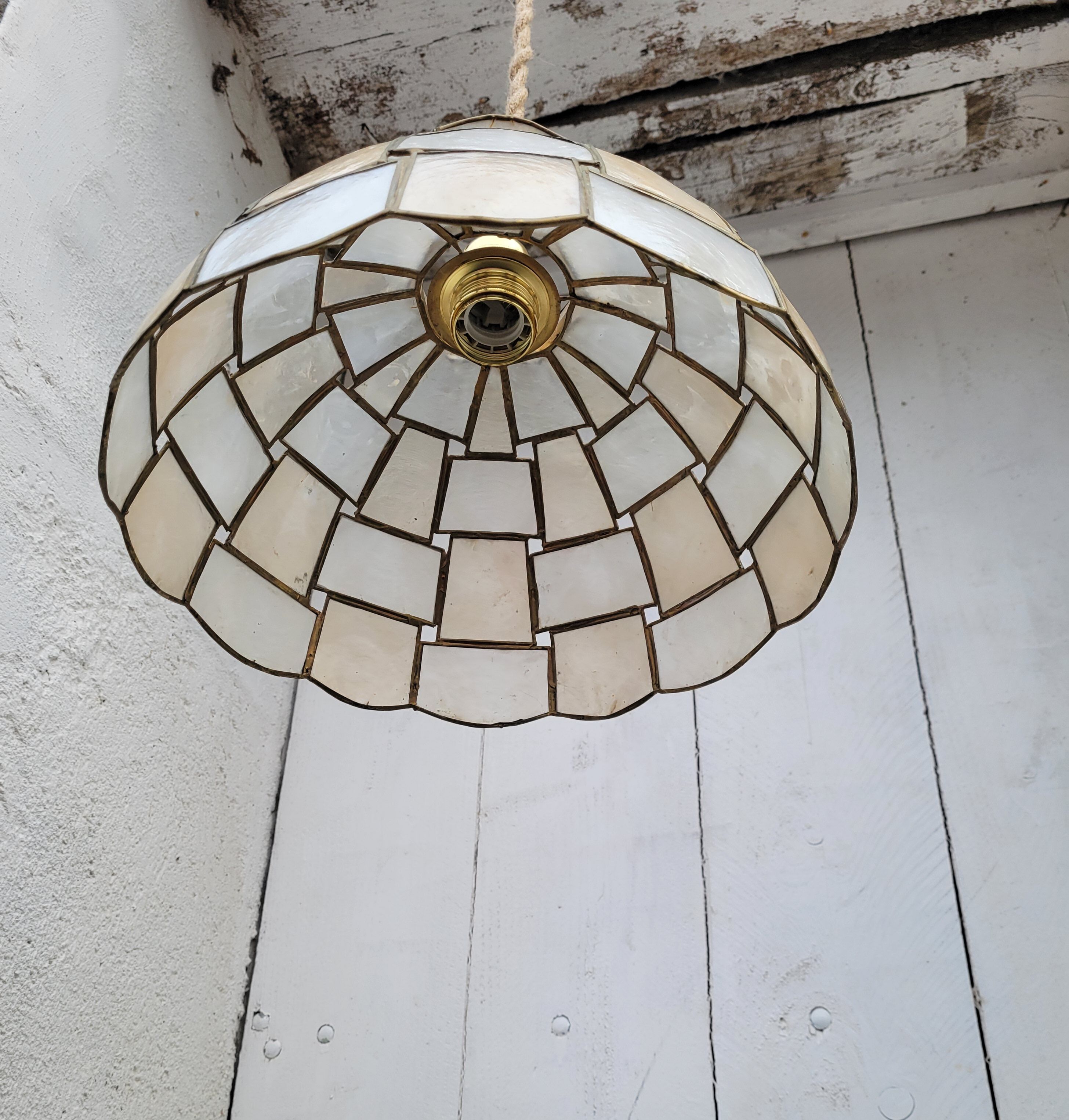 Suspension in mother-of-pearl and brass