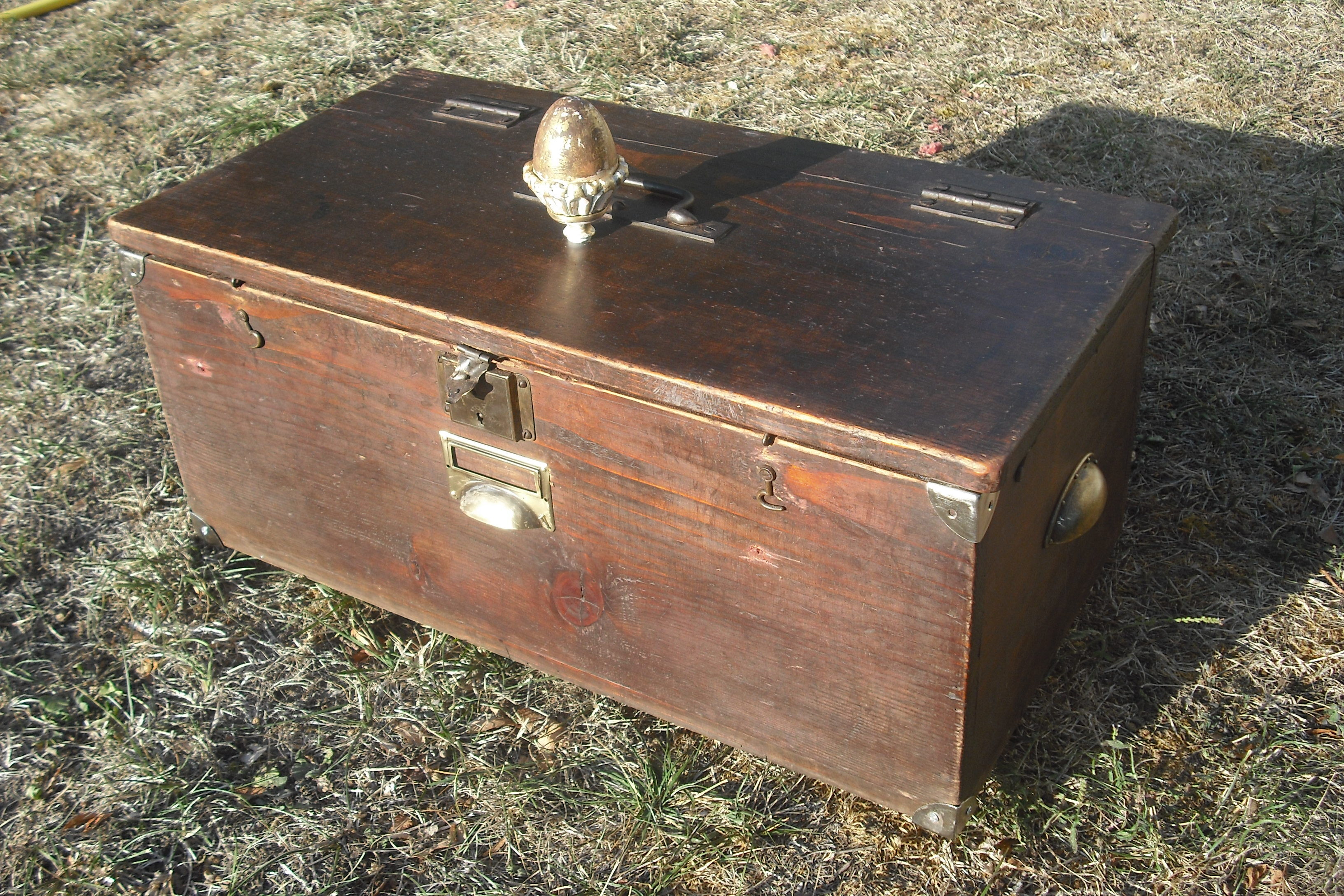 Chest on wheels 19th