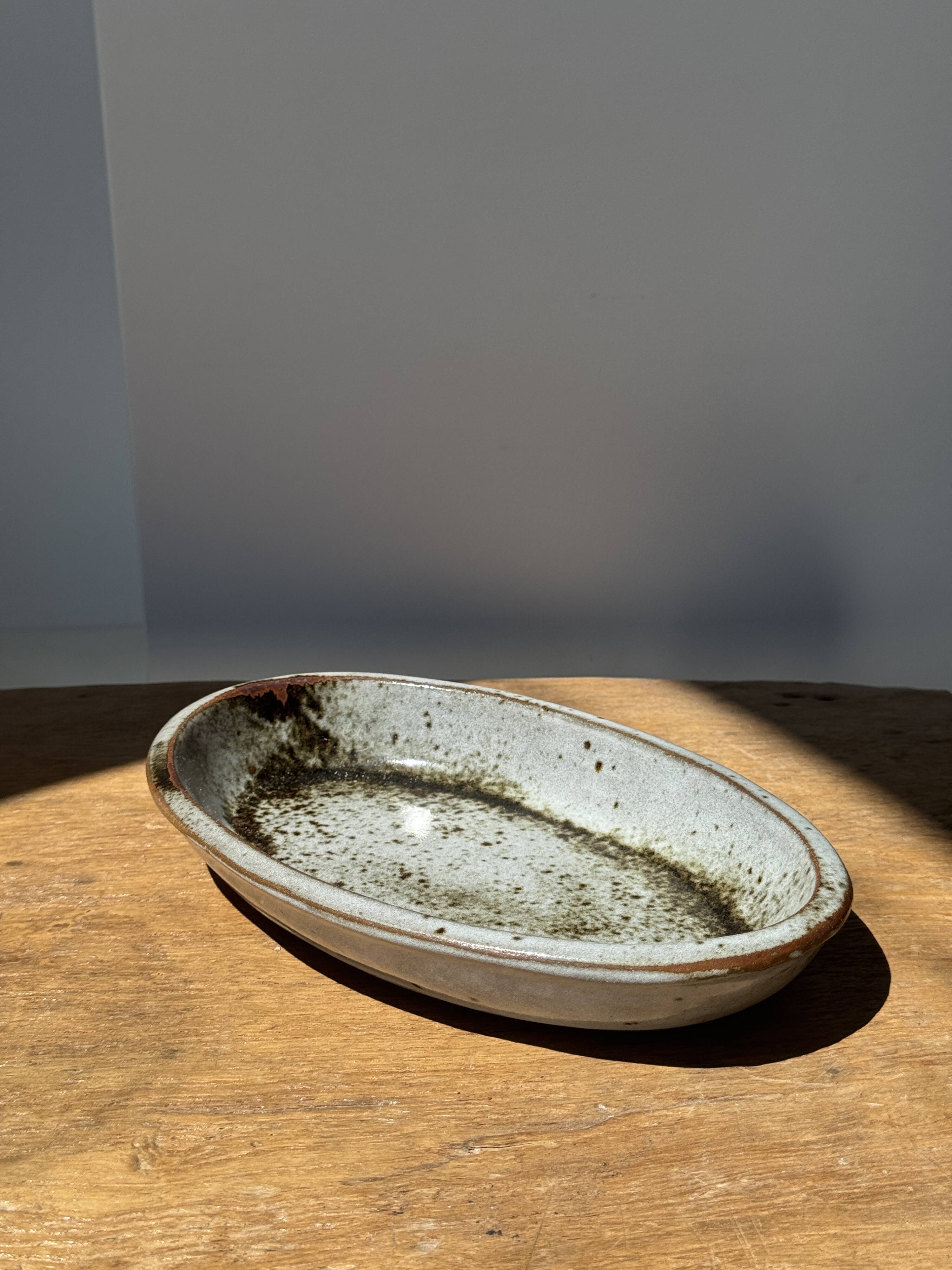 Petit plat ovale en céramique mouchetée glacée L23