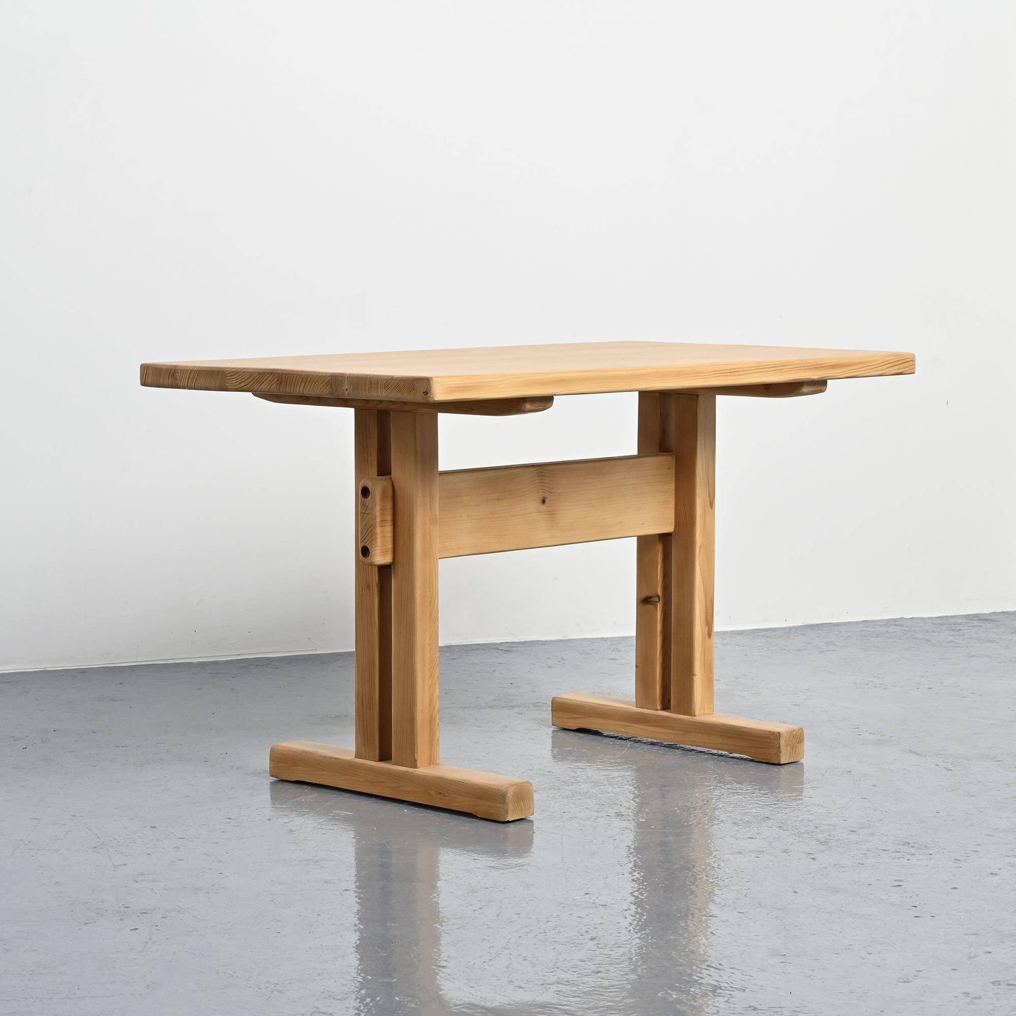 Table en pin massif, Les Arcs, France.