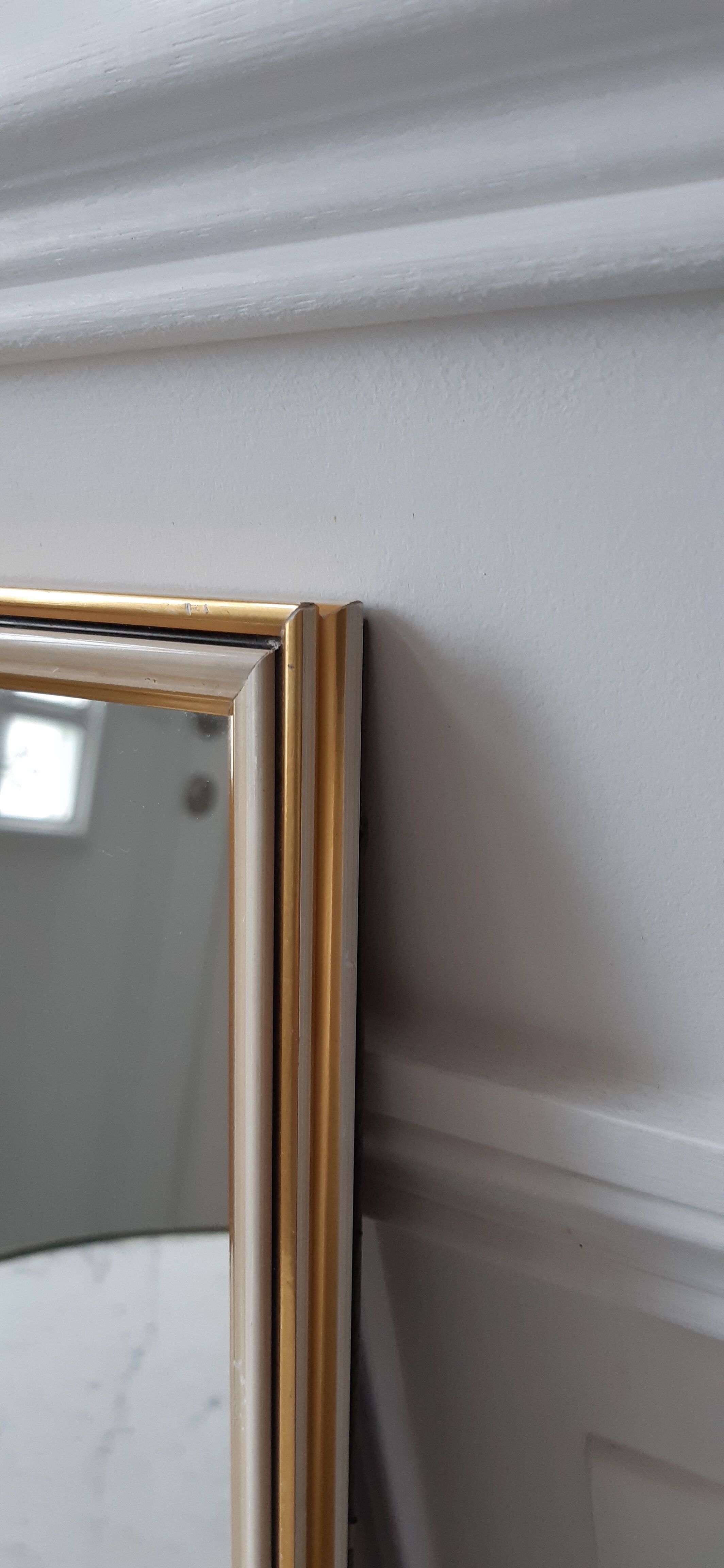 Varnished wooden mirror to install or hang