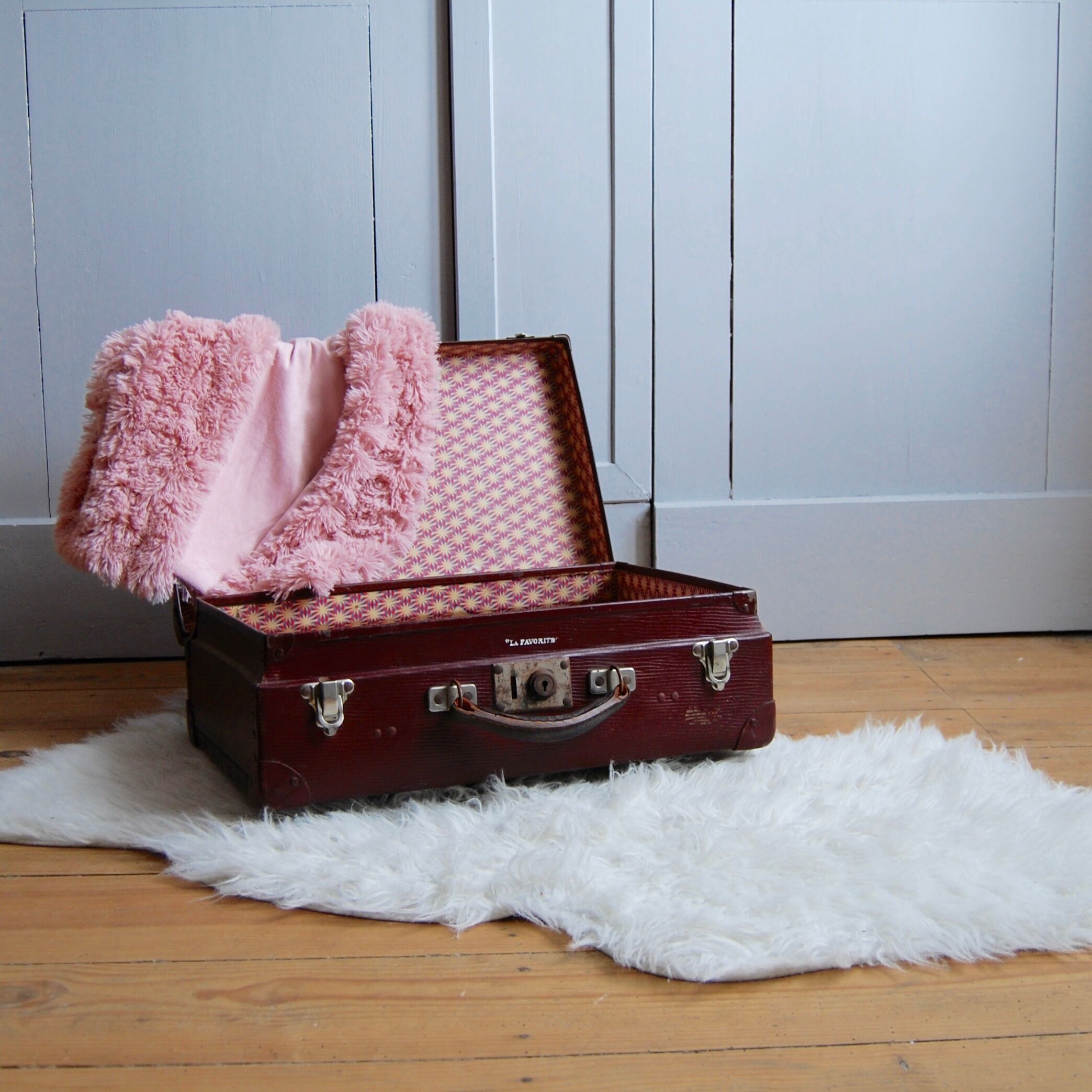 "The favorite" bordeaux vintage suitcase