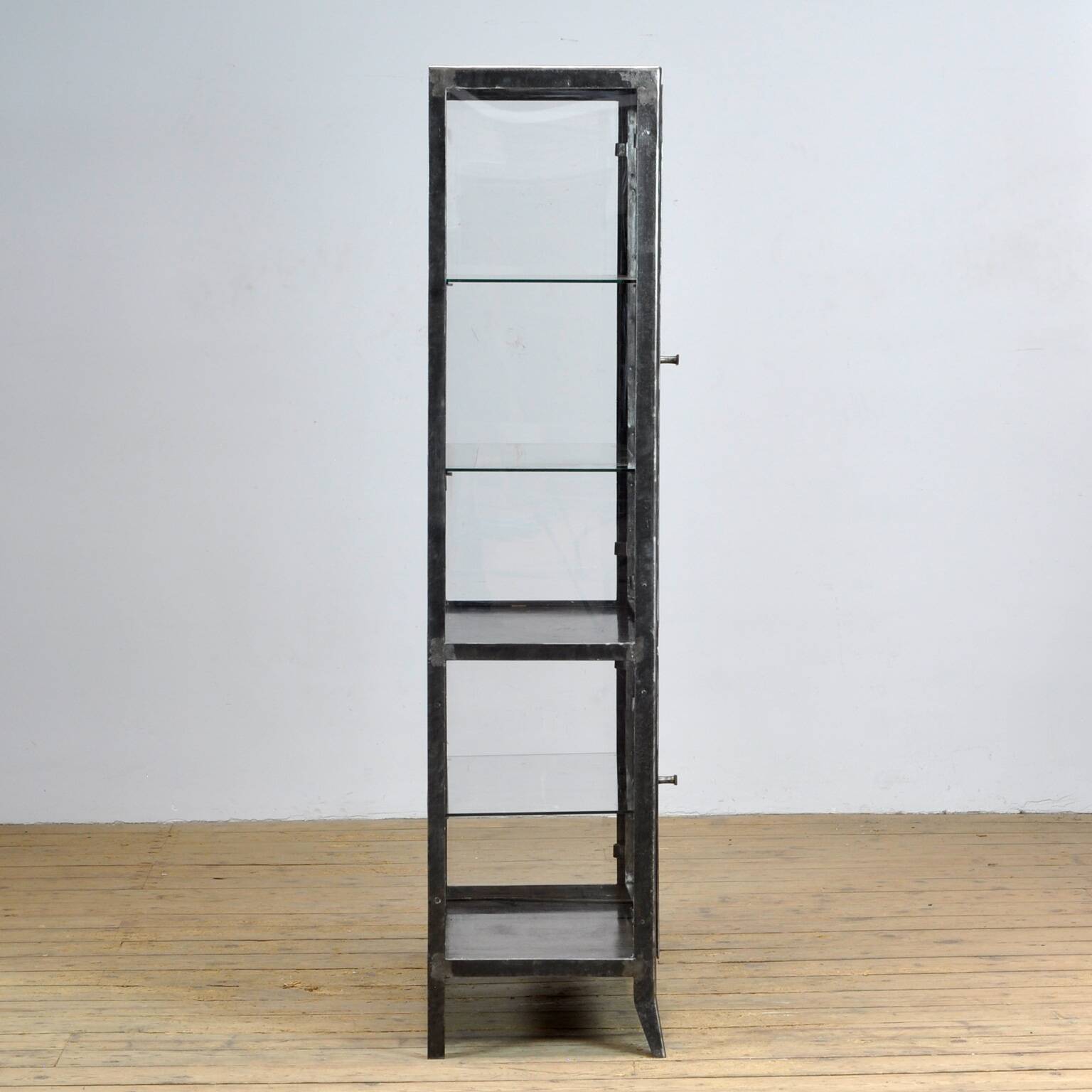 Armoire médicale vintage en verre et en fer, années 1950