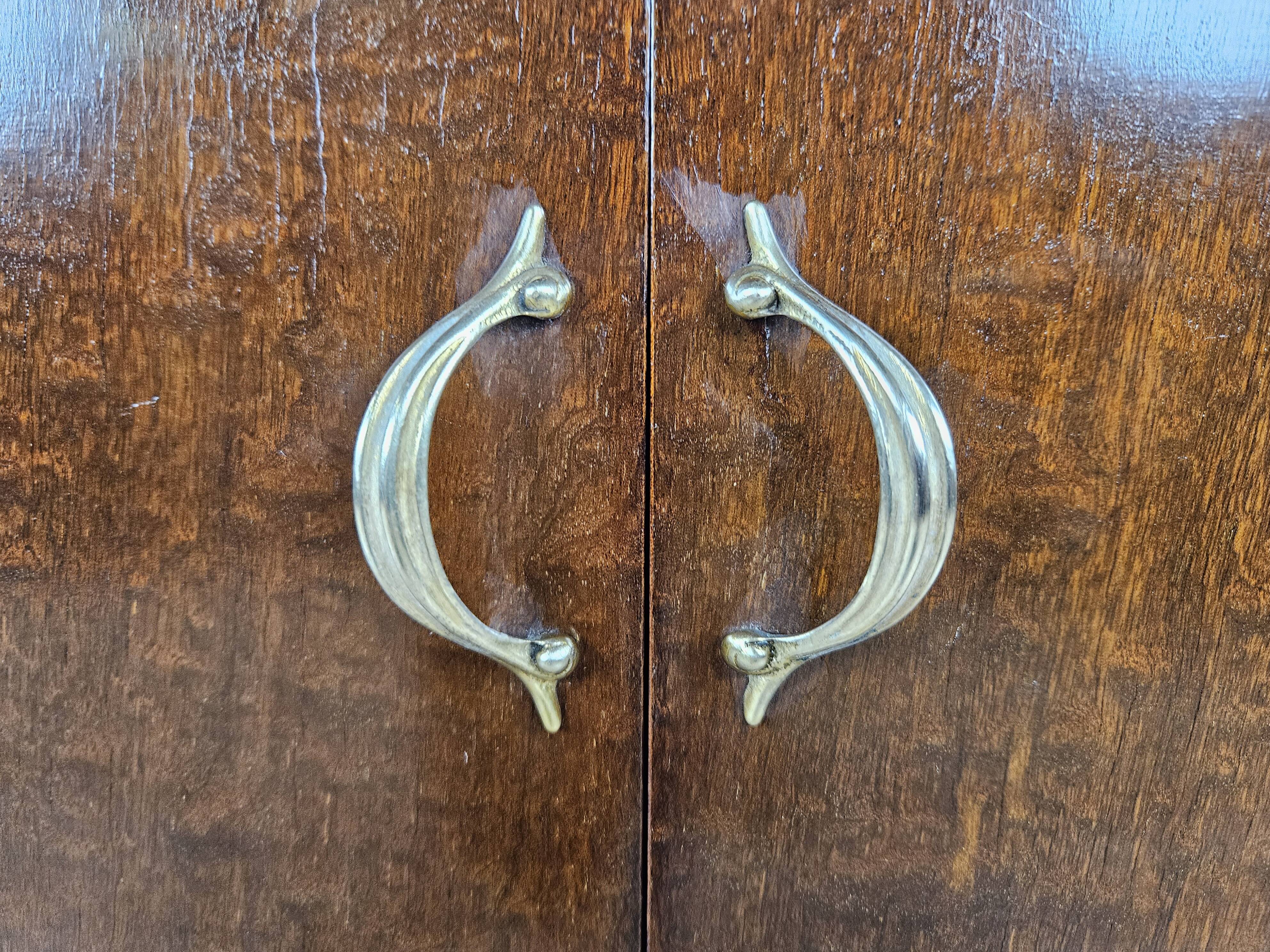 Paire de tables de chevet en acajou avec poignées en verre et laiton