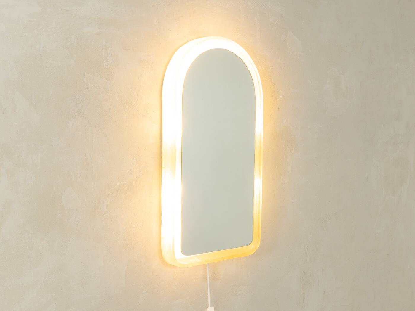 Magnifique miroir des années 1970. Monture en métal avec cadre en verre acrylique et rétroéclairage. Fabriqué en Allemagne.